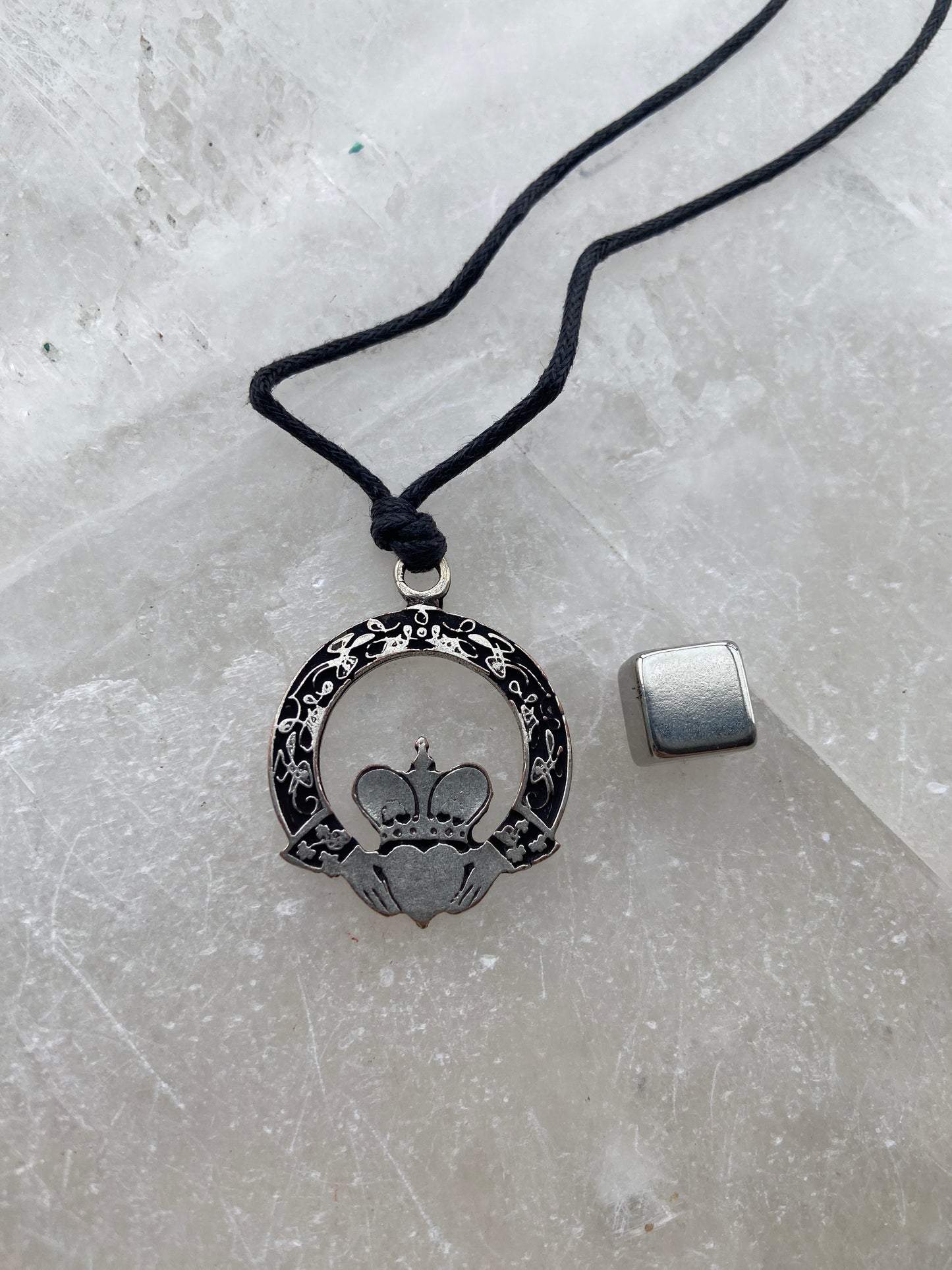 Keltisk Amulet - Relationer