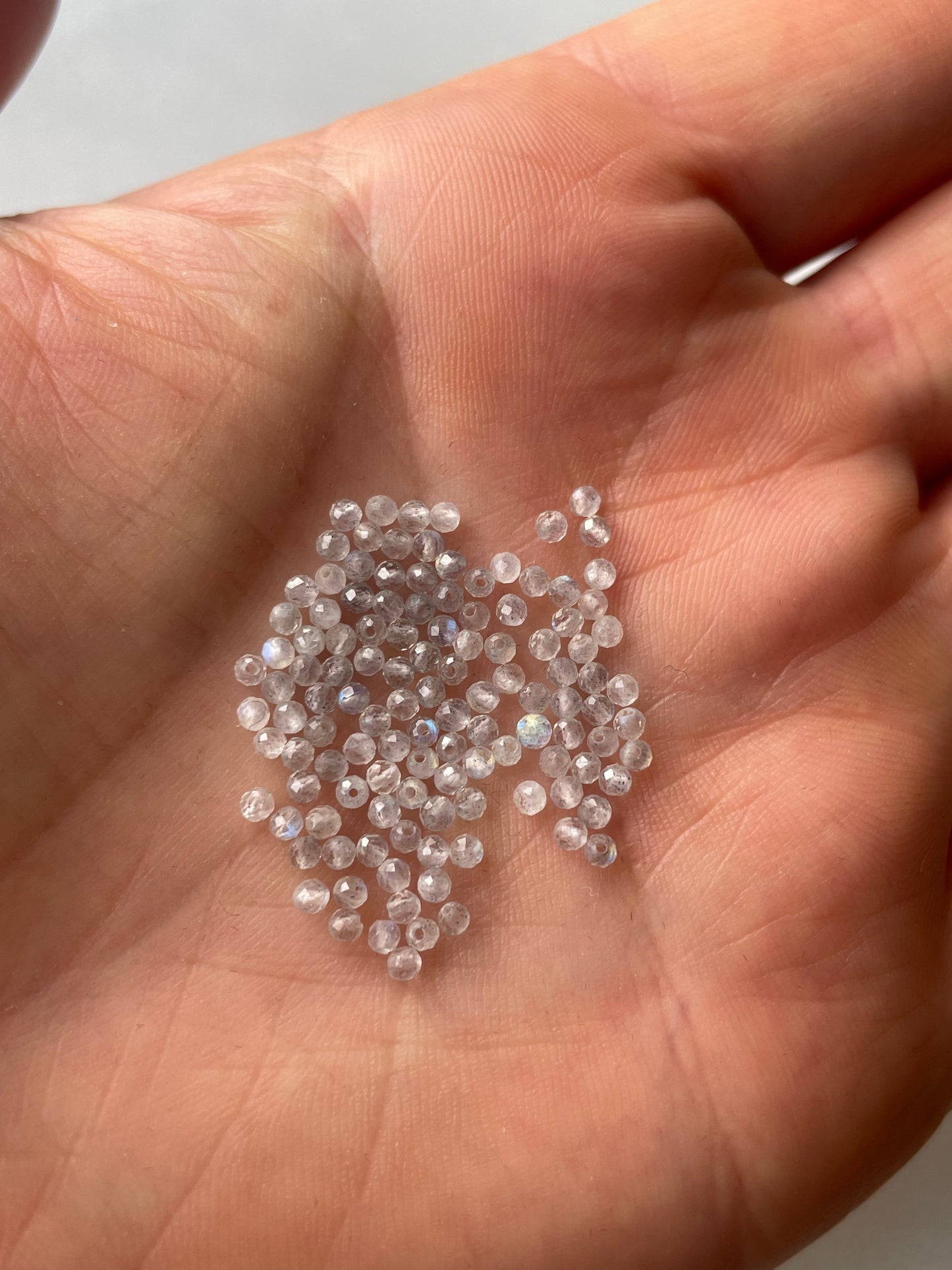 Månesten regnbue perle - rund facet 2mm - 10 stk