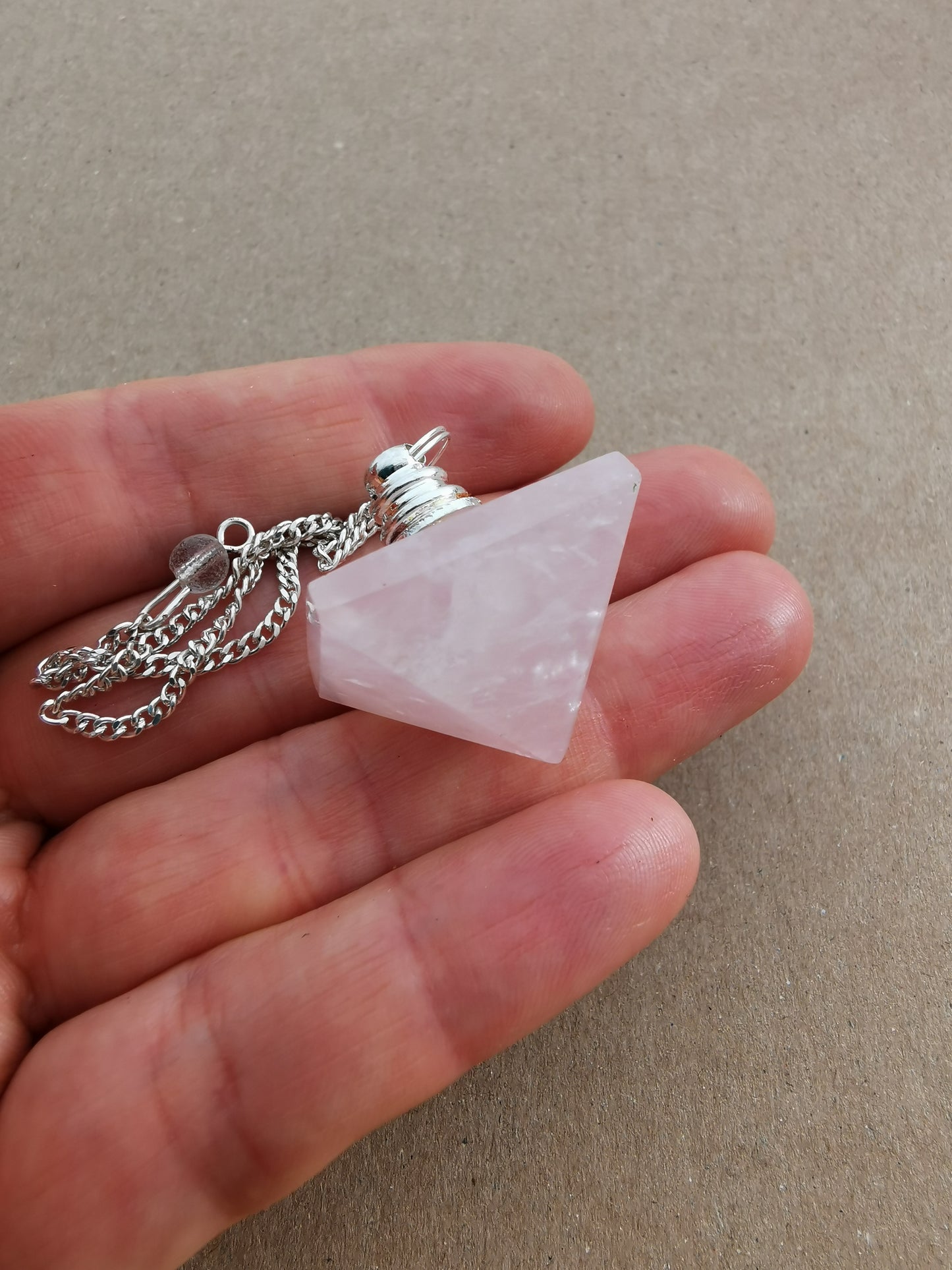 Rosakvarts pyramide pendul