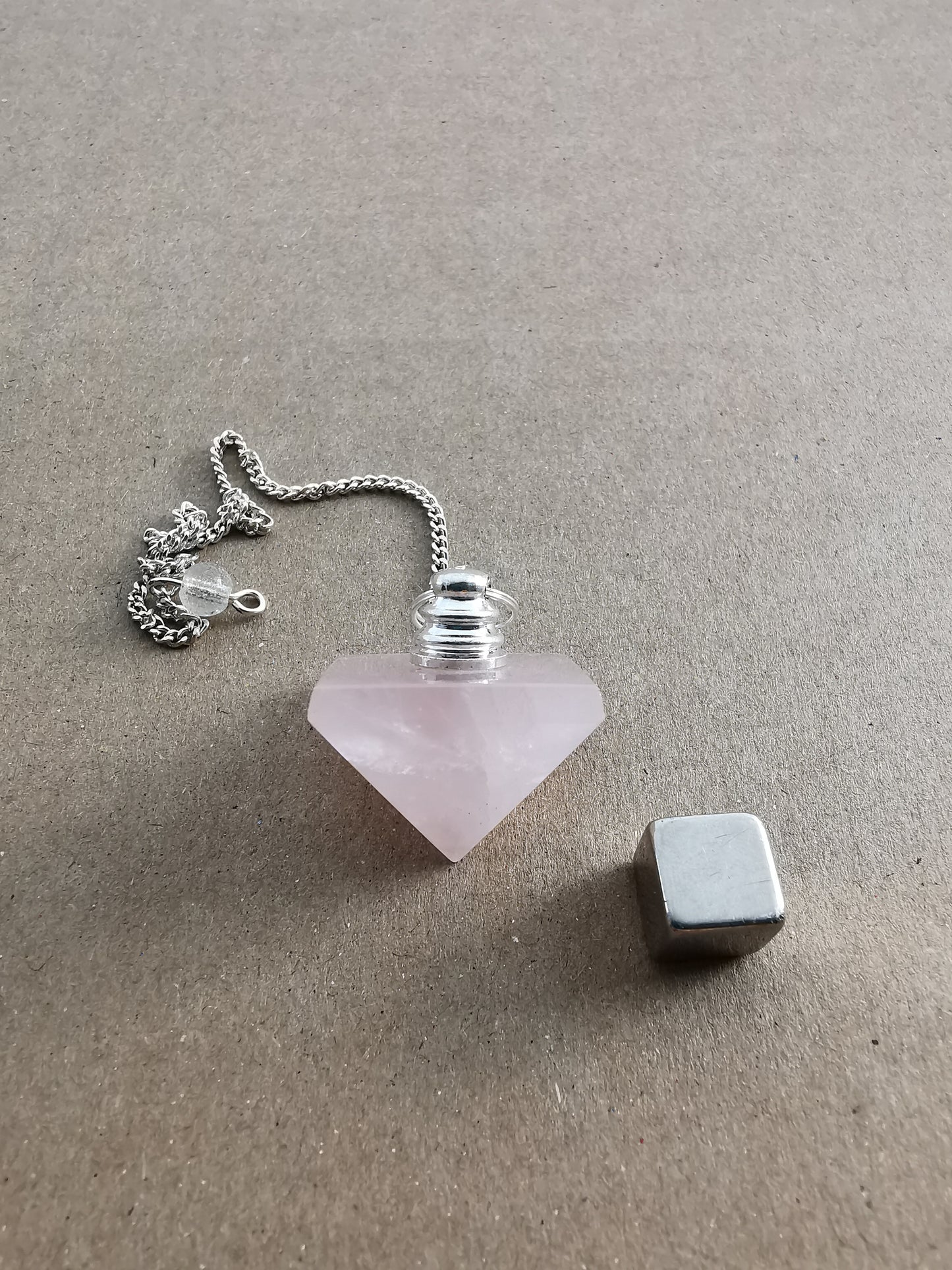 Rosakvarts pyramide pendul