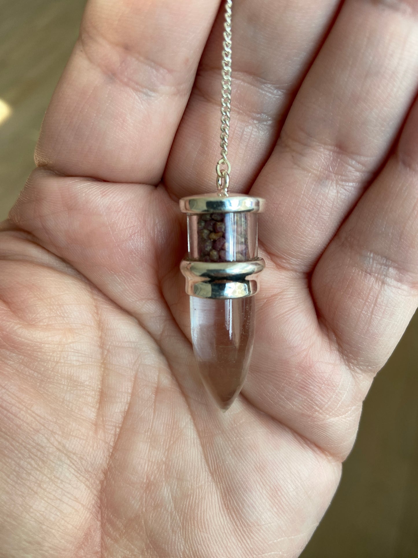 Bjergkrystal pendul med rubin