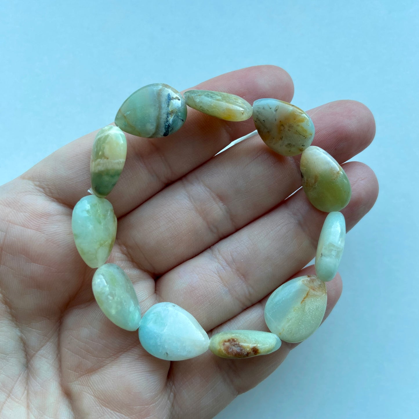 Armbånd i amazonit med blid, harmoniserende energi.