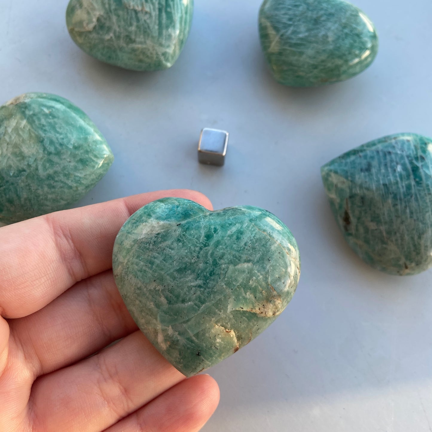 Amazonite heart crystal med blid og beroligende energi.