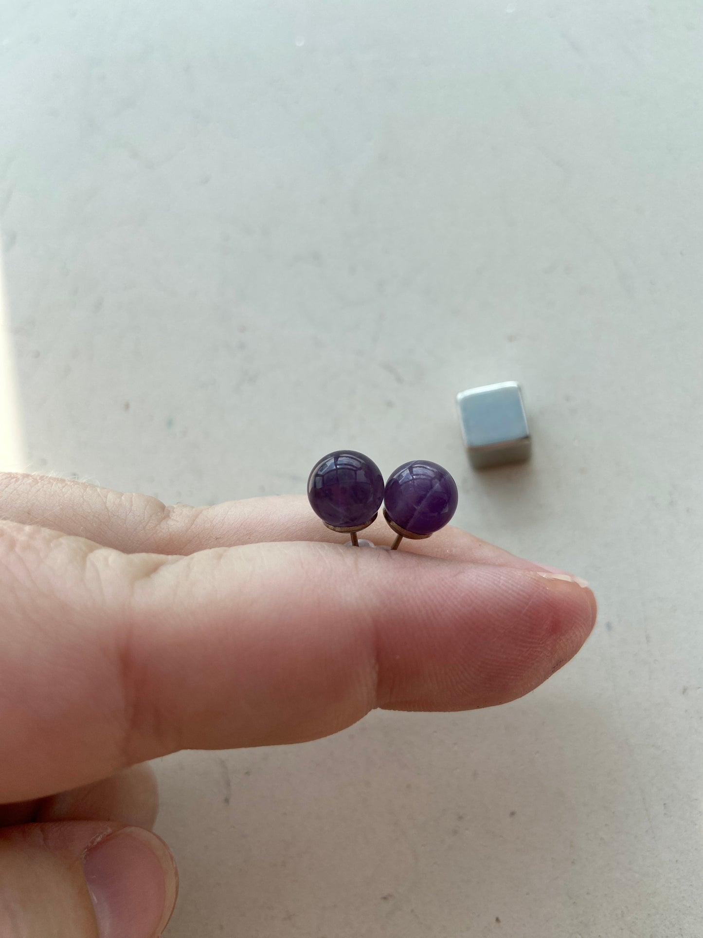 Ametyst ørestikker til spirituel forbindelse og indre ro.