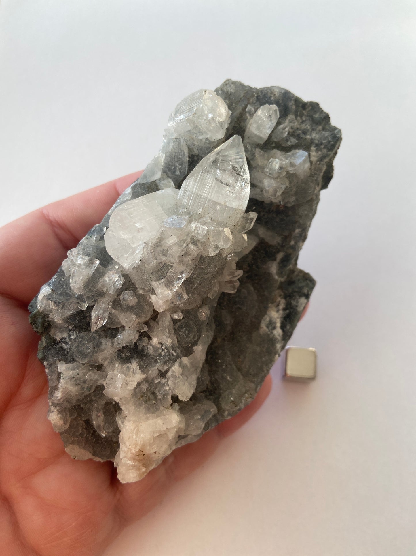 Grøn Apophyllit – beroliger uro og styrker mod, tillid og tro på livet.