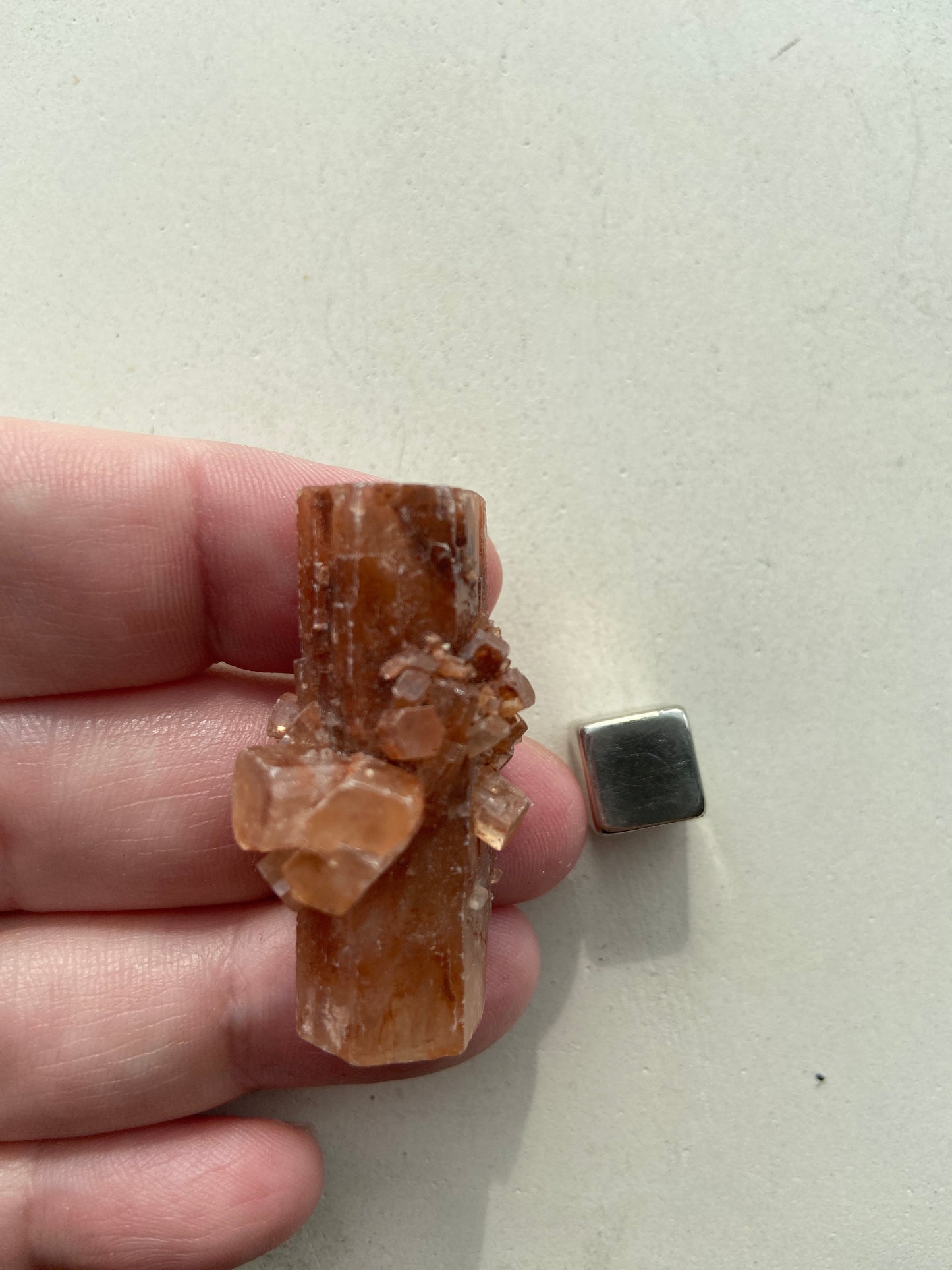 Aragonit – hjælper med at heale karmiske blokeringer og gamle energispor.