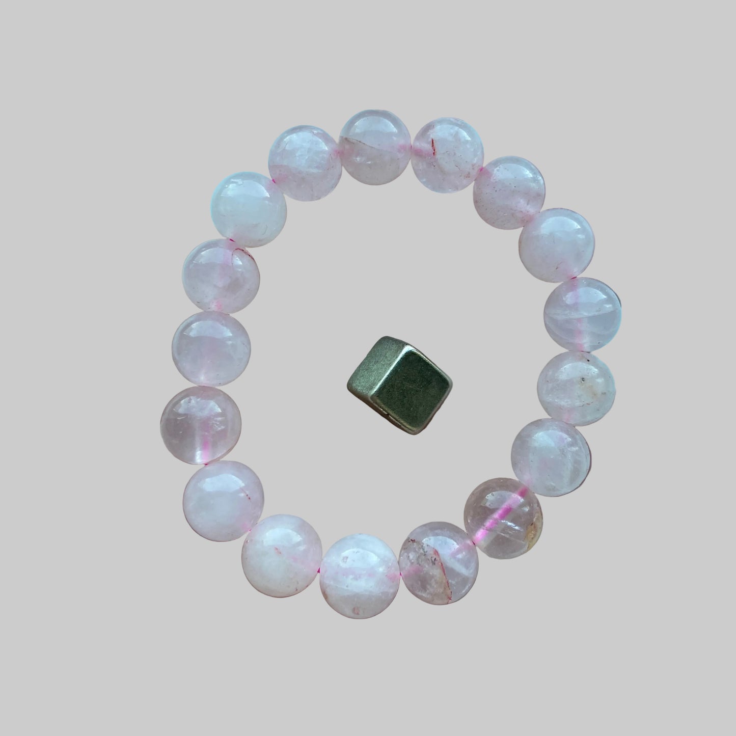 Armbånd med rosakvarts for kærlighed og følelsesmæssig balance.
