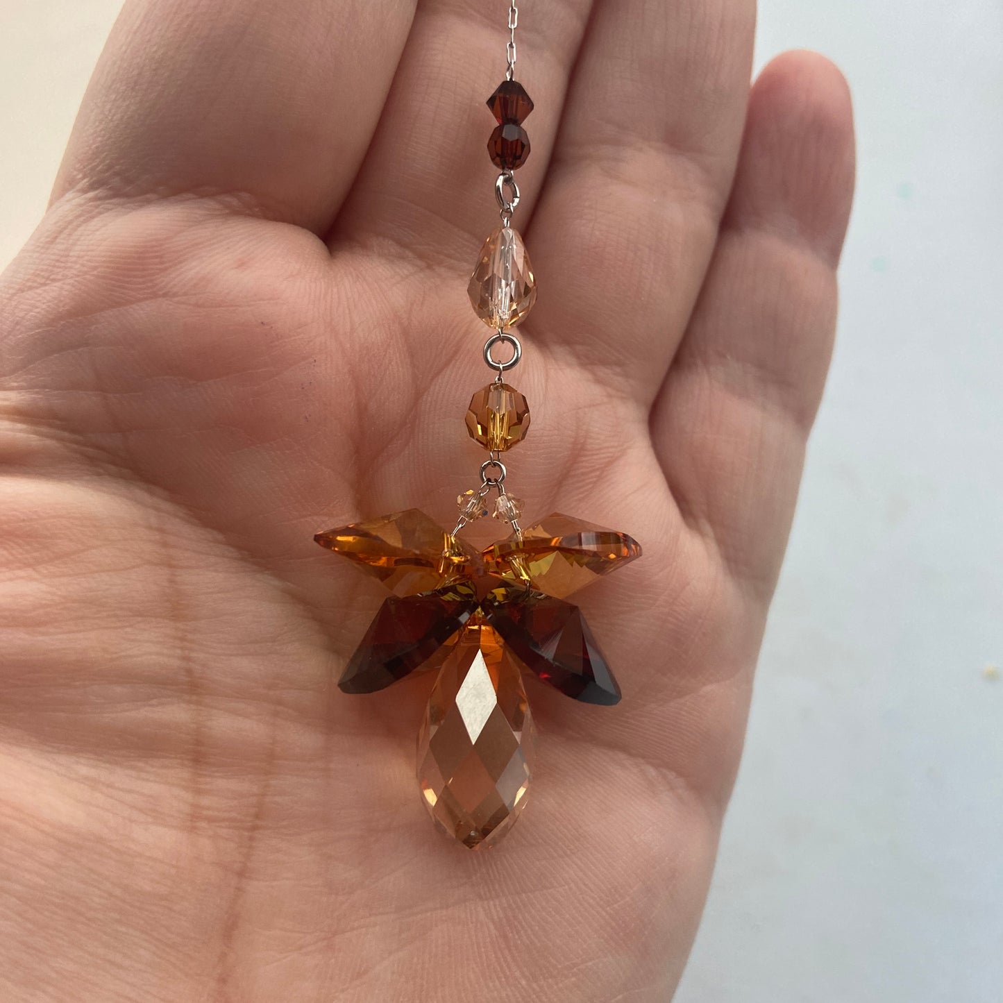 Aurora krystalengel Angel of Beauty med facetterede Swarovski® prismer og høj klarhed.