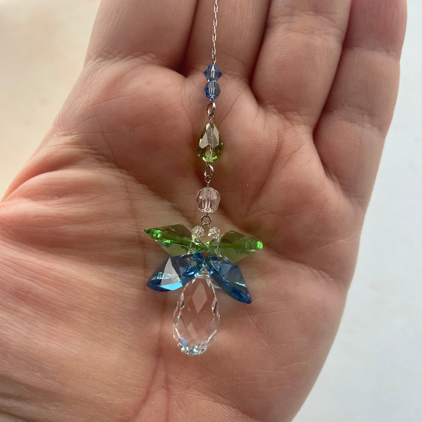 Aurora krystalengel Angel of Peace med facetterede Swarovski® prismer og høj klarhed.