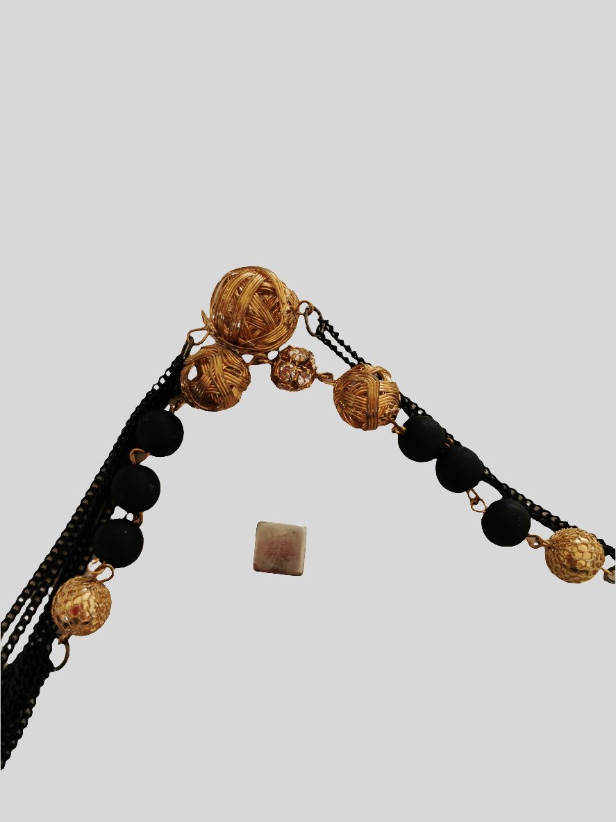 Sort med guld halskæde 84+5cm