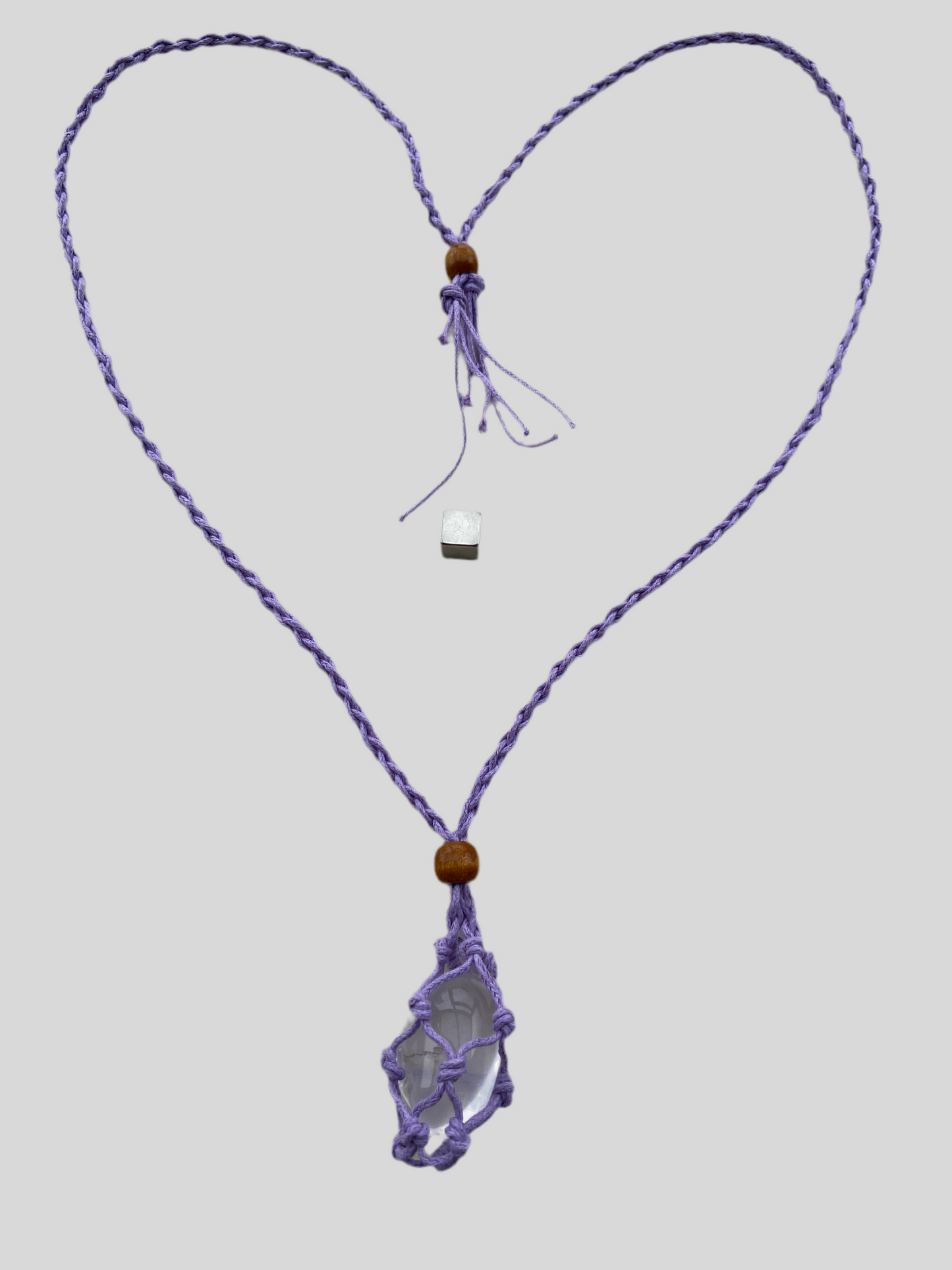 Lys lilla krystalbur som smykke til din yndlingskrystal.