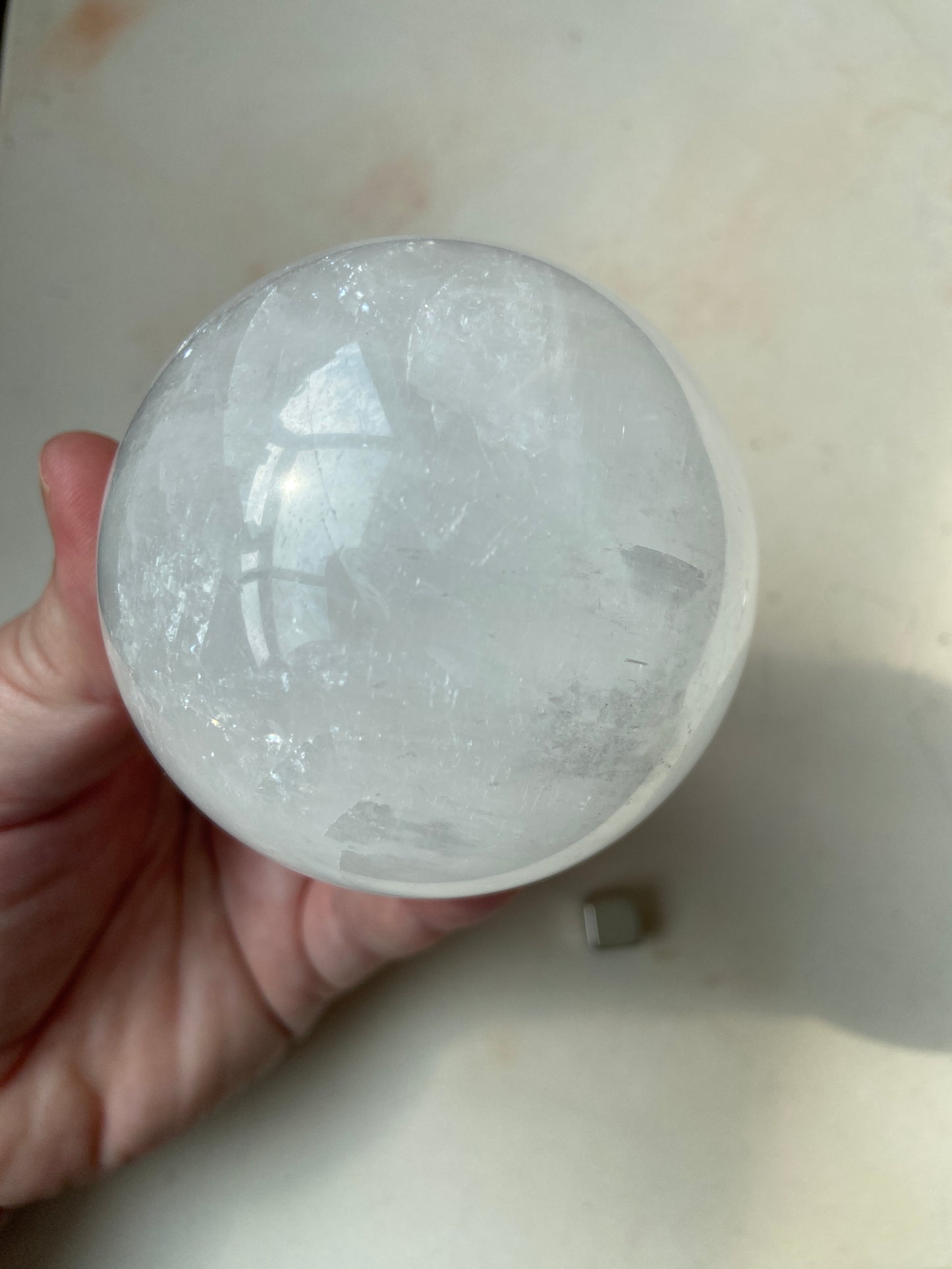 Hvid calcit krystal til åndelig udvikling og bevidsthed.