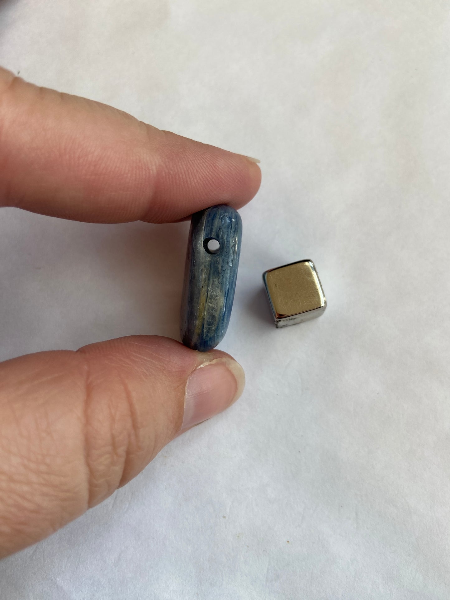 Cyanit Blå healing sten – giver grounding, harmoni og balance mellem hjerte og sind