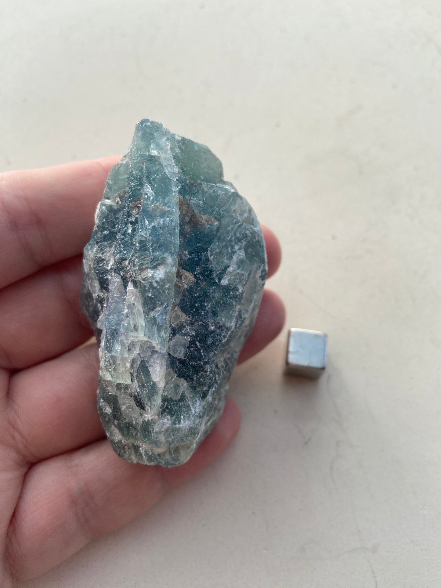 Grøn fluorit krystal til energibalance og centrering.