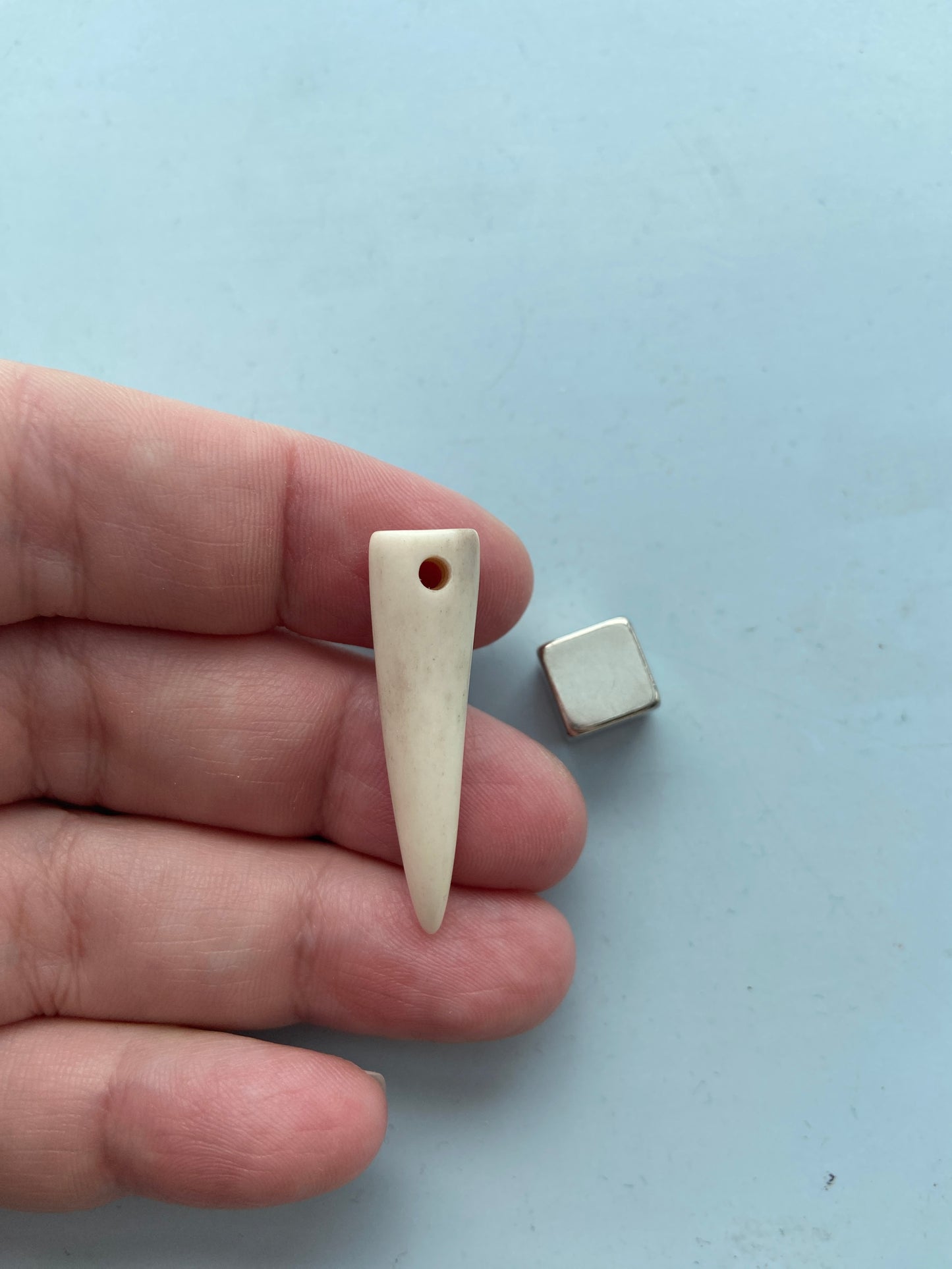 Hjortetak vedhæng – repræsenterer livets cyklus, fornyelse og transformation.