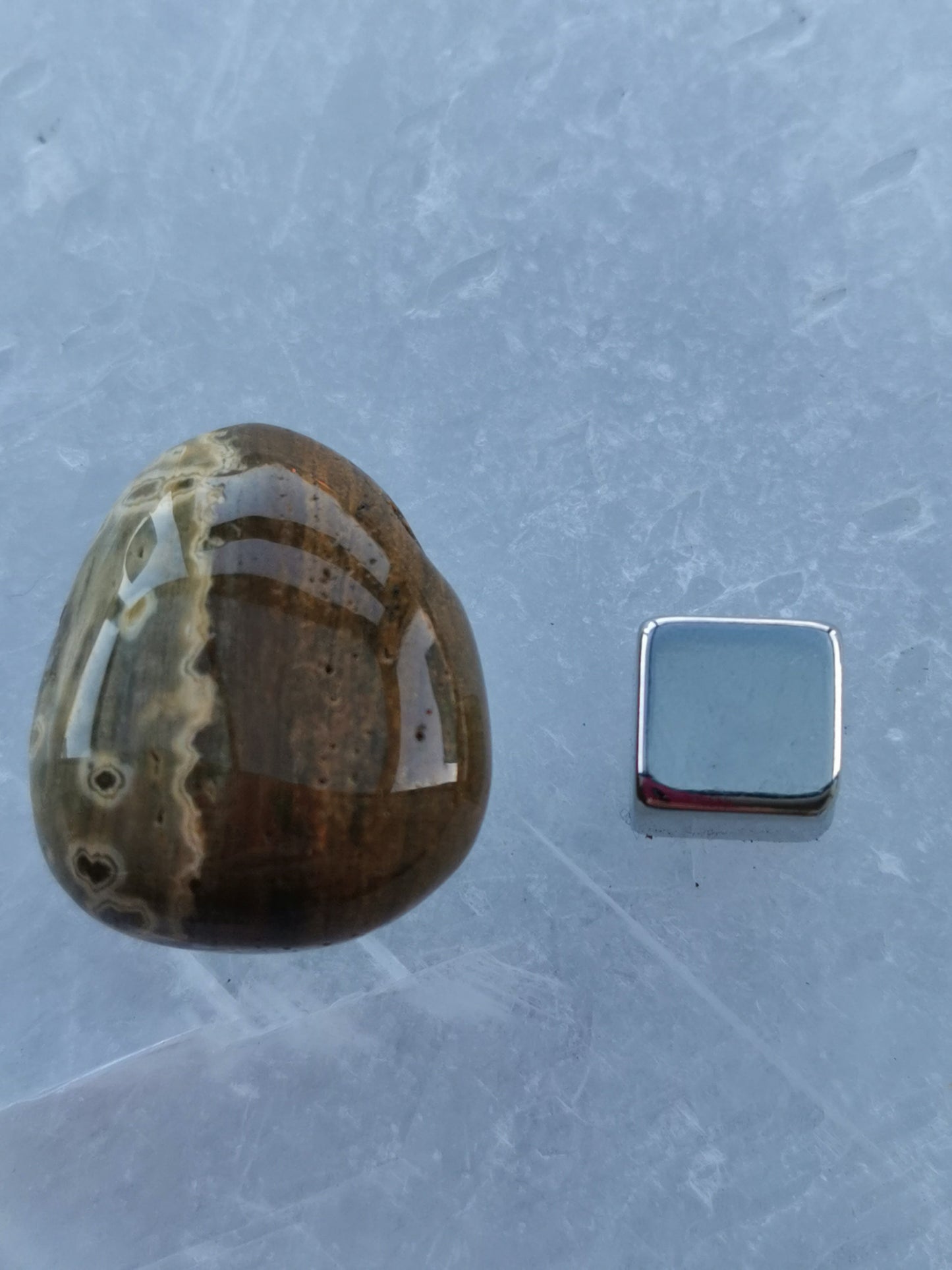 Smukt jaspis hav smykke med beroligende og opløftende energi.