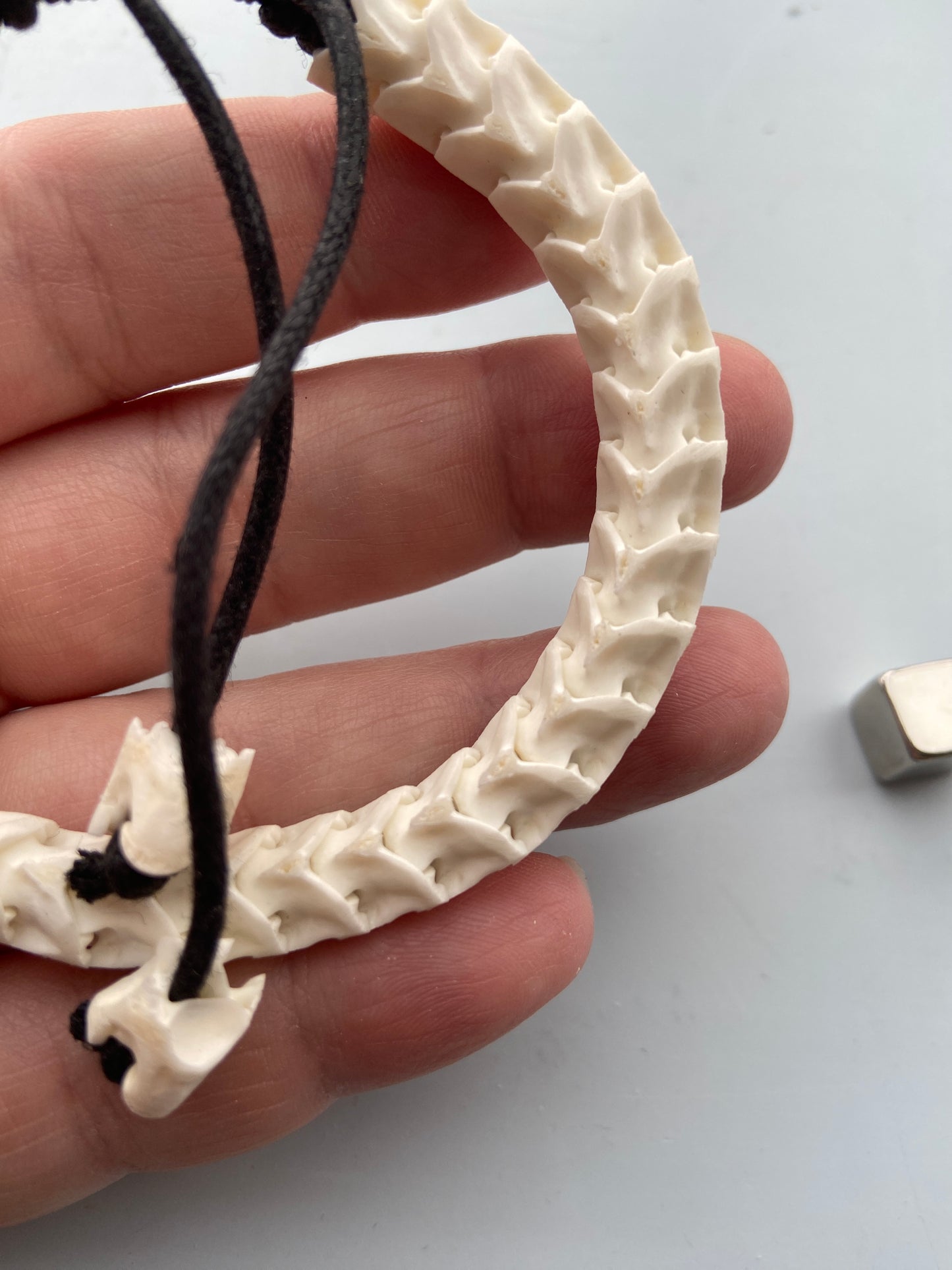 Kobra ryghvirvel armbånd båret på håndled – symboliserer transformation og indre styrke