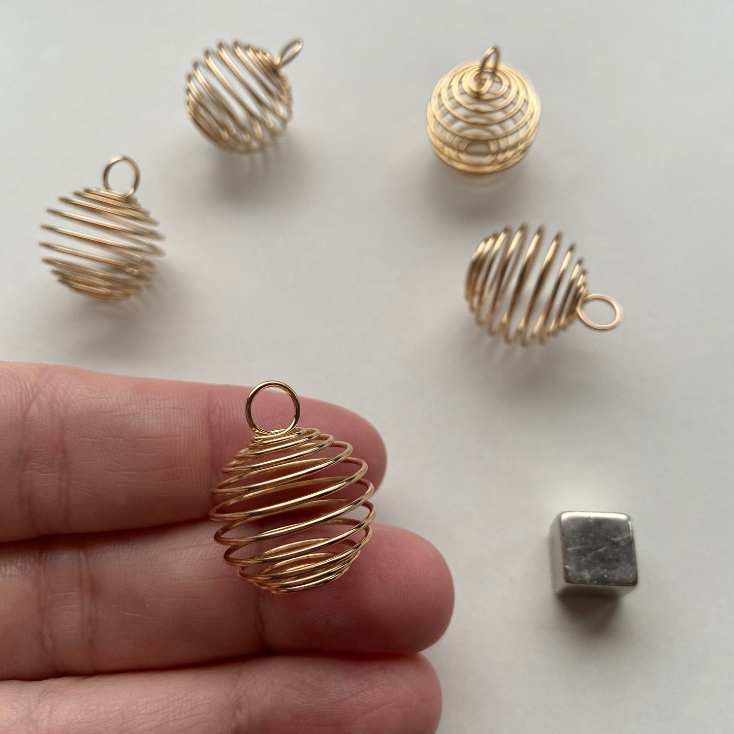 Guld krystalbur i stor størrelse brugt som smykke.