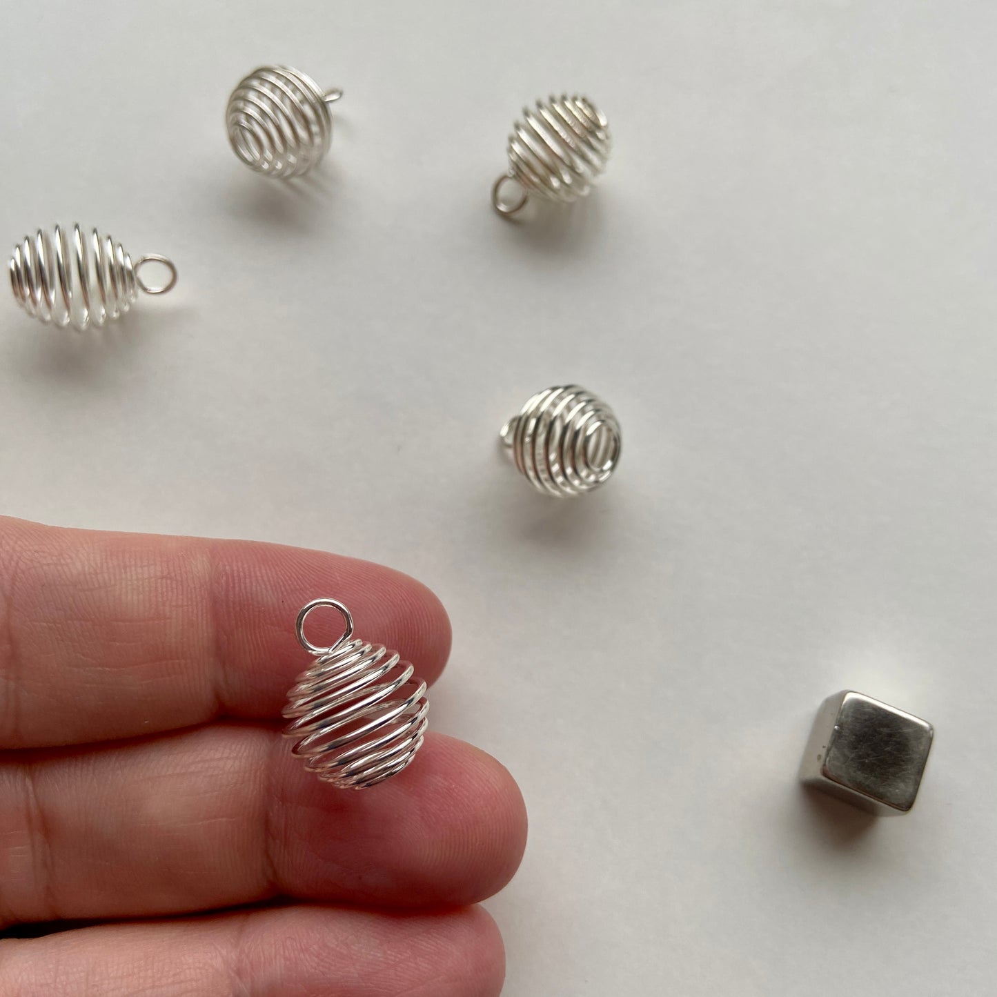 Lys sølv krystalbur i lille størrelse som smykke.