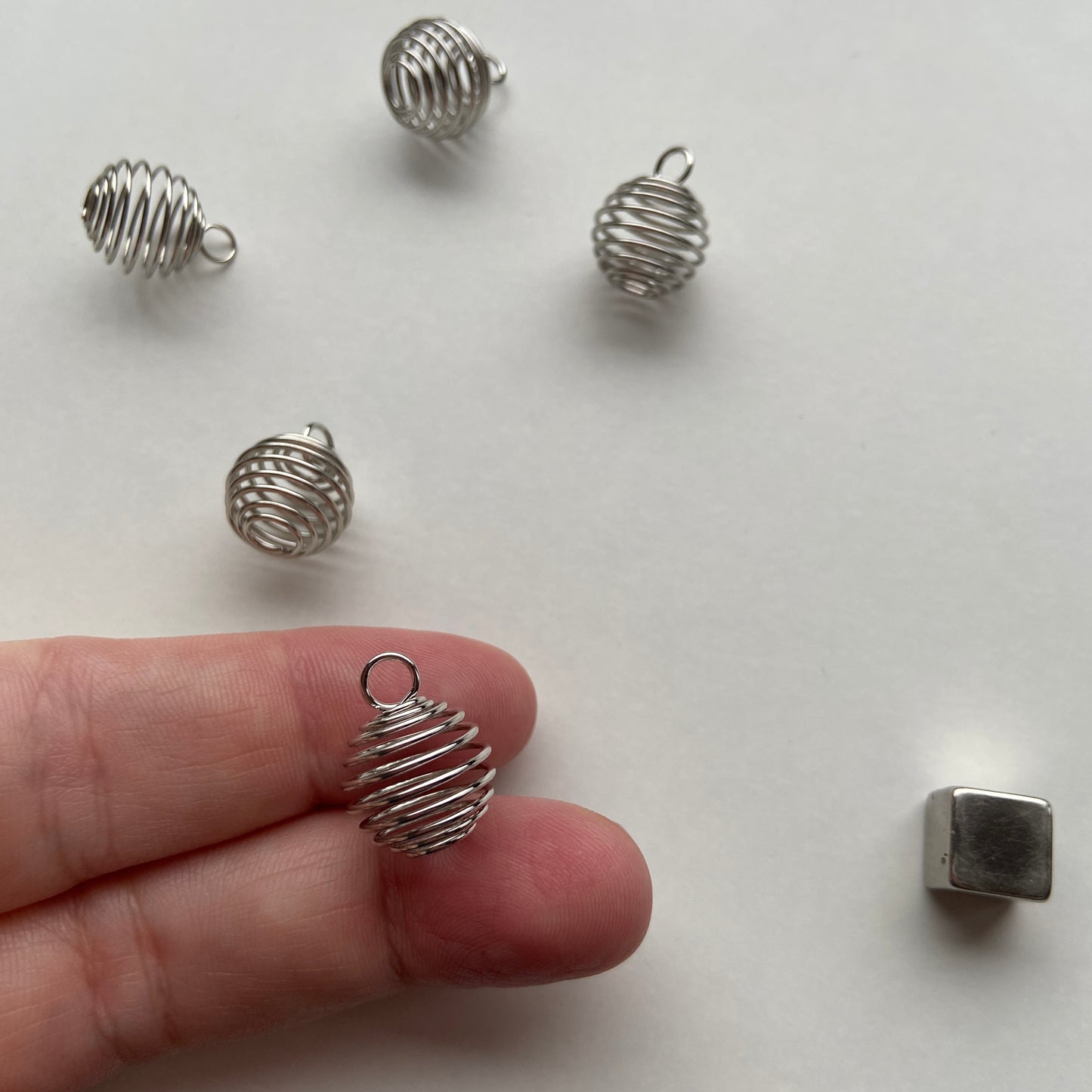 Sølv krystalbur i lille størrelse brugt som smykke.