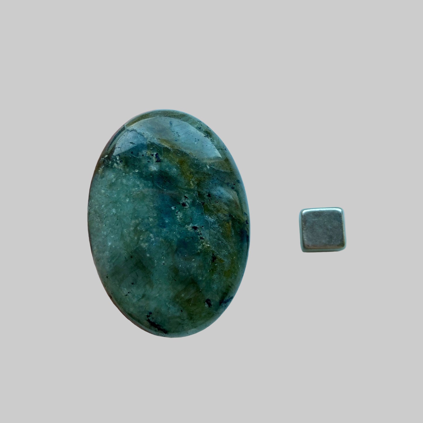 Labradorit palmstone der styrker intuition og indre sansning.