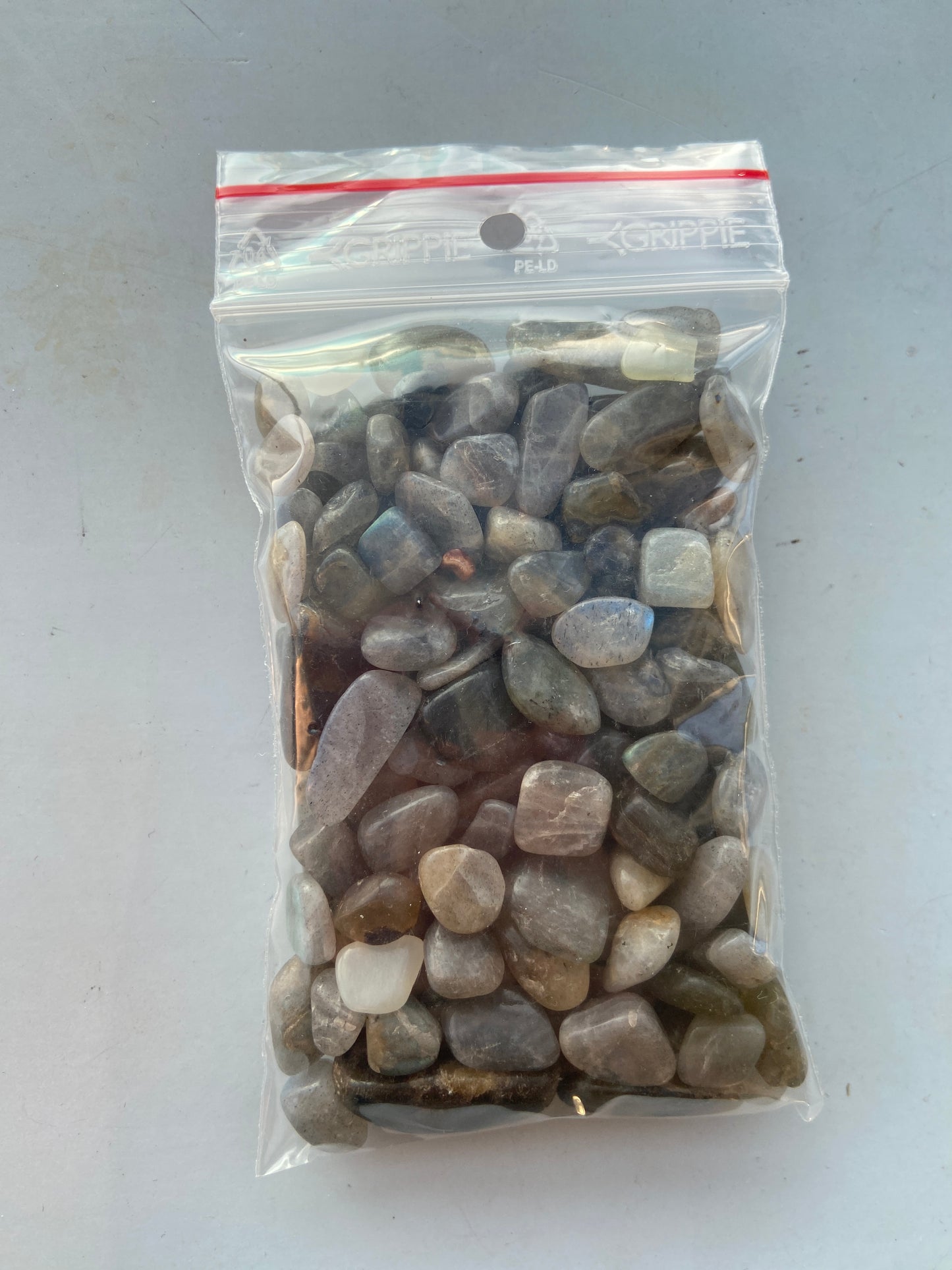 Labradorit – beskytter auraen, blokerer projektioner og forhindrer energilækage.