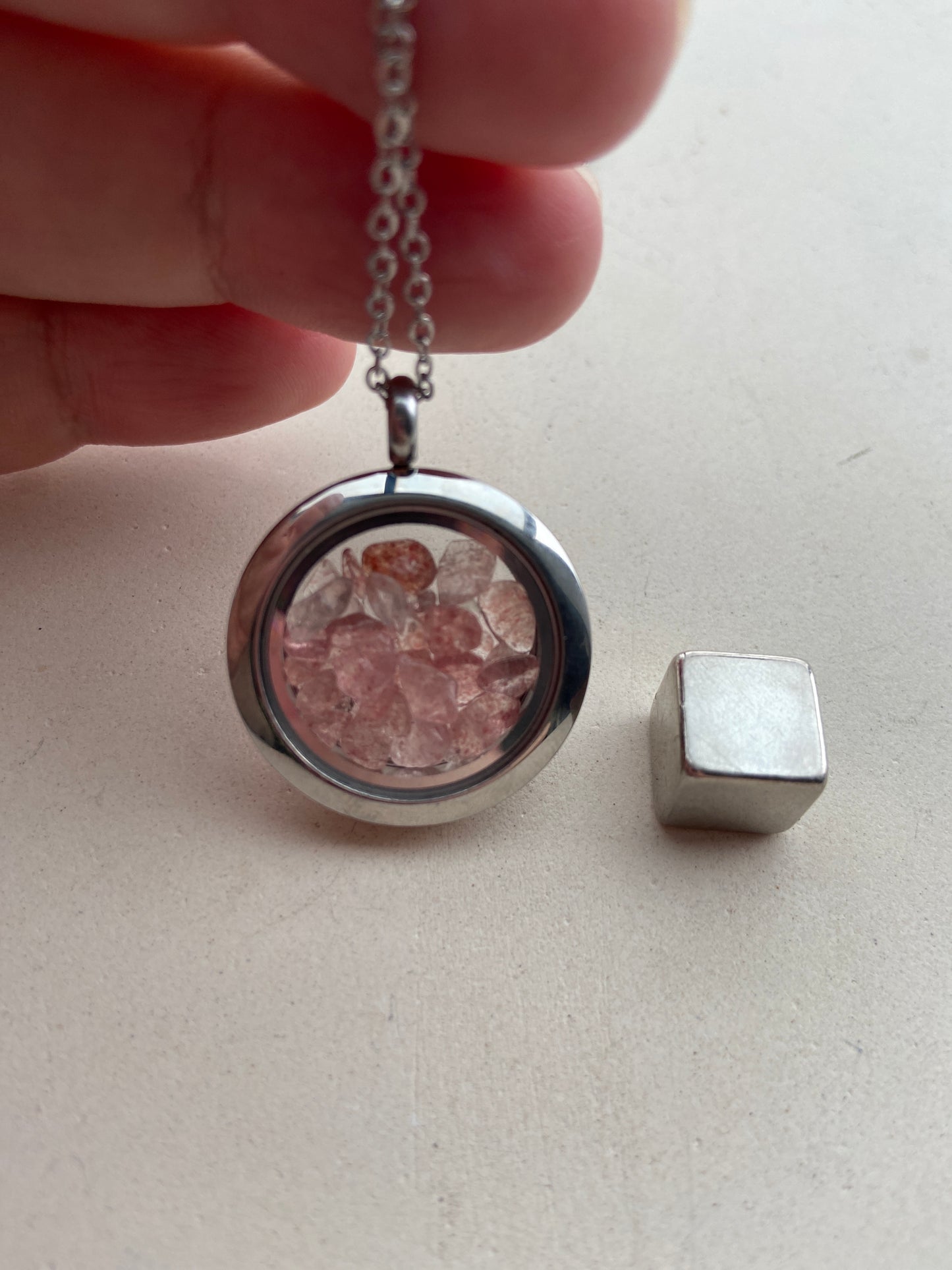 Laksekvarts krystal der hjælper med at hele følelsesmæssige sår.