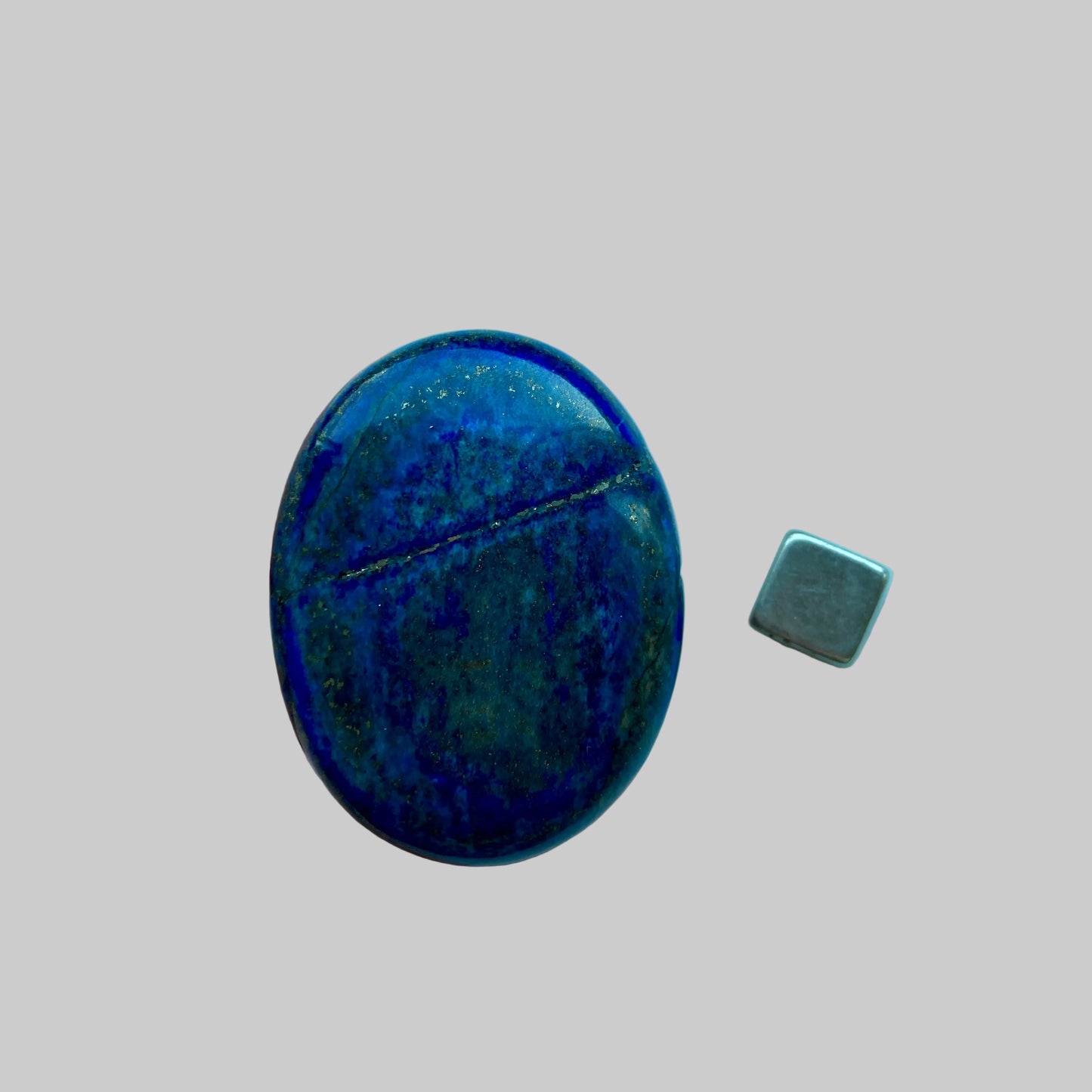 Lapis lazuli palmstone der styrker tydelig kommunikation.