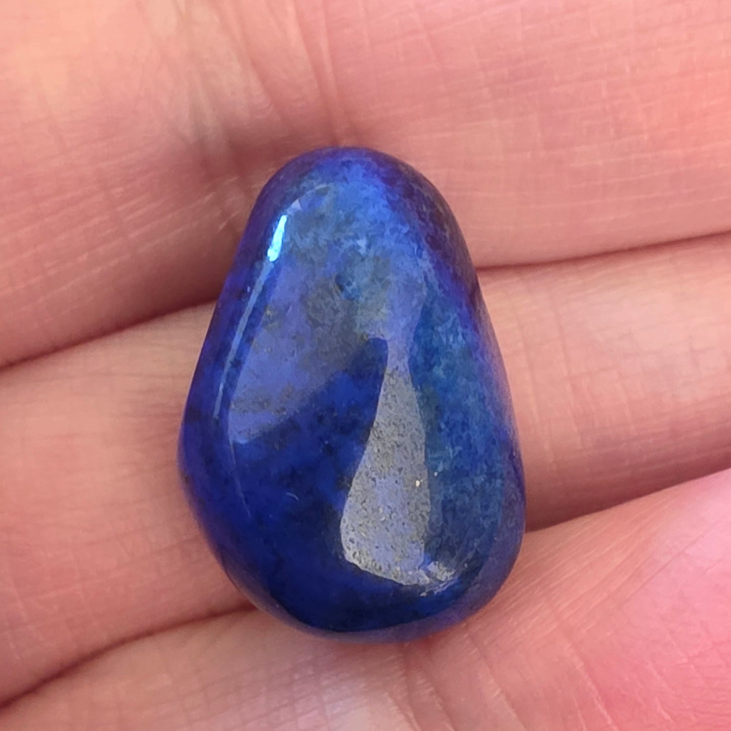 Lapis lazuli der styrker indsigt, sandhed og indre visdom.