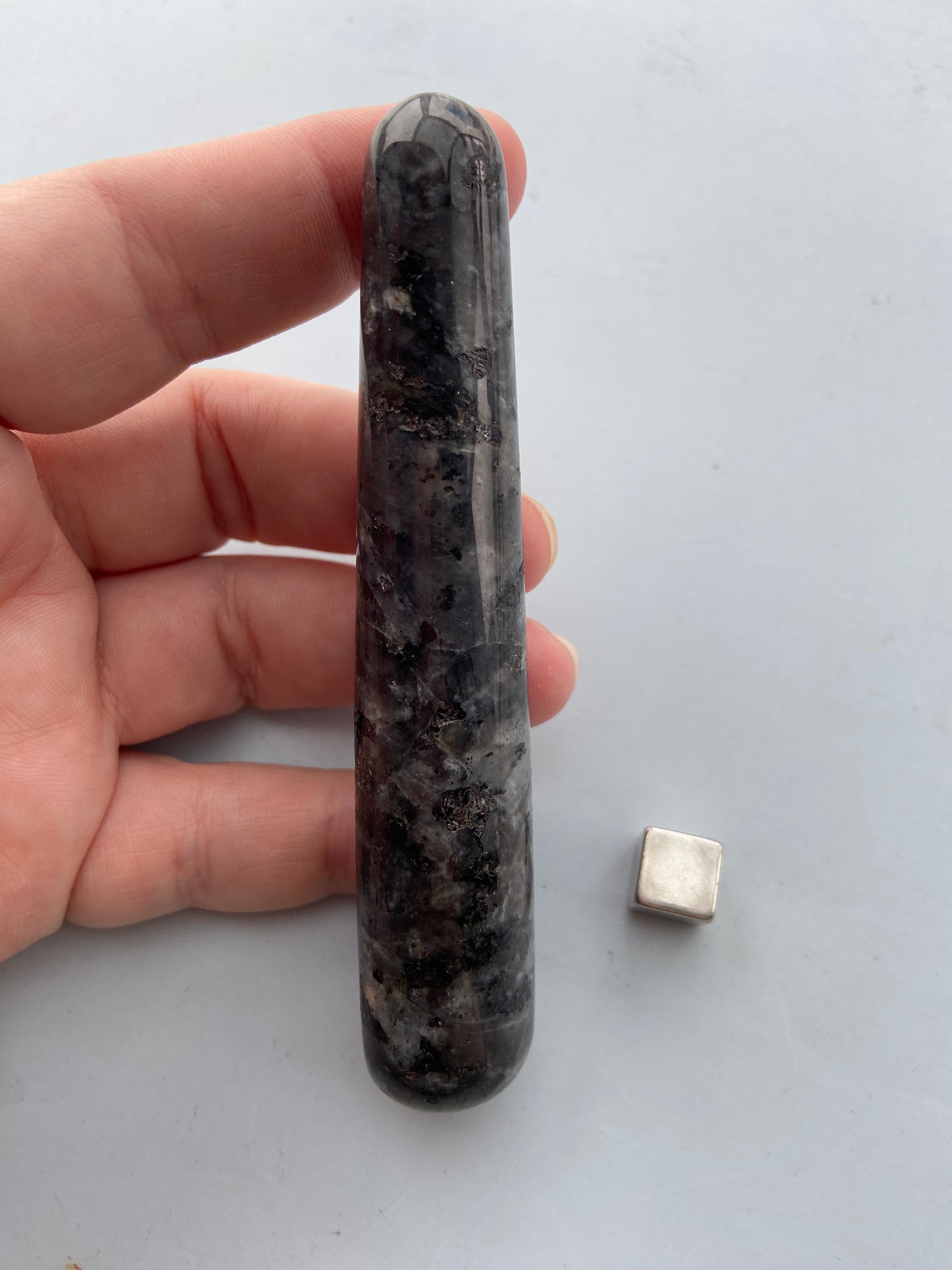 Larvikit sort labradorit med stærk beskyttende energi.