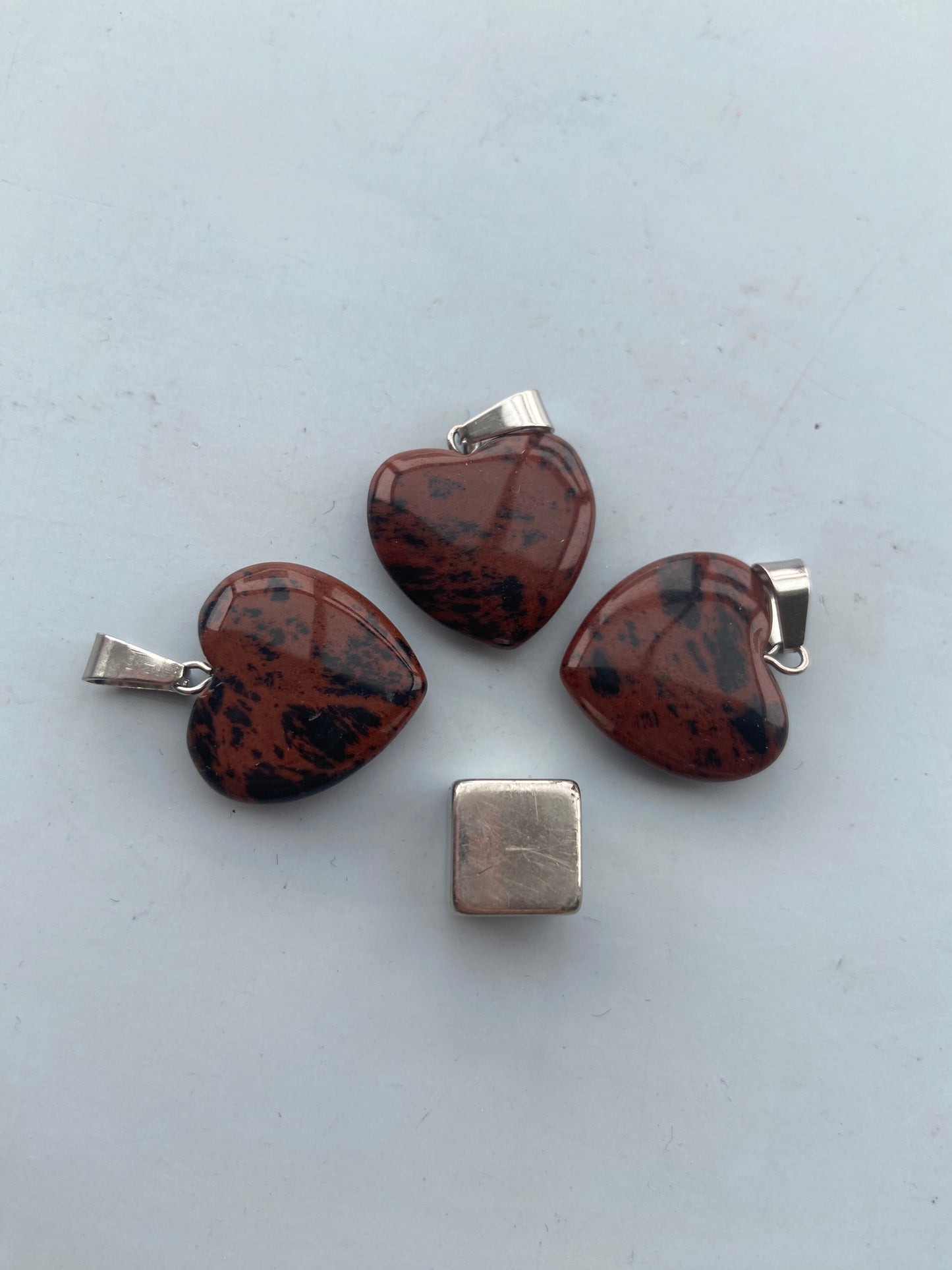 Obsidian Mahogni – beskyttende og jordforbindende krystal med stabil energi.