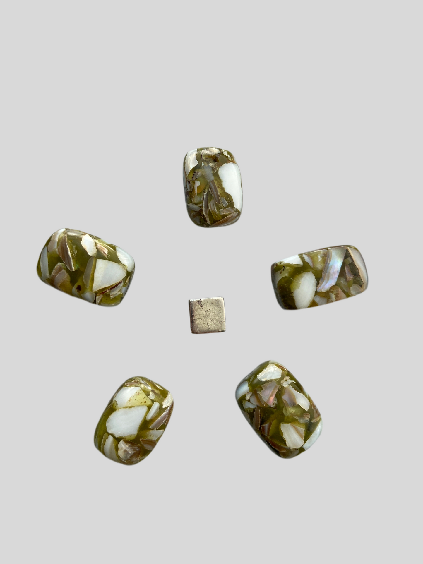 Perlemor i farvet resin – smuk iriserende overflade med regnbueskær.