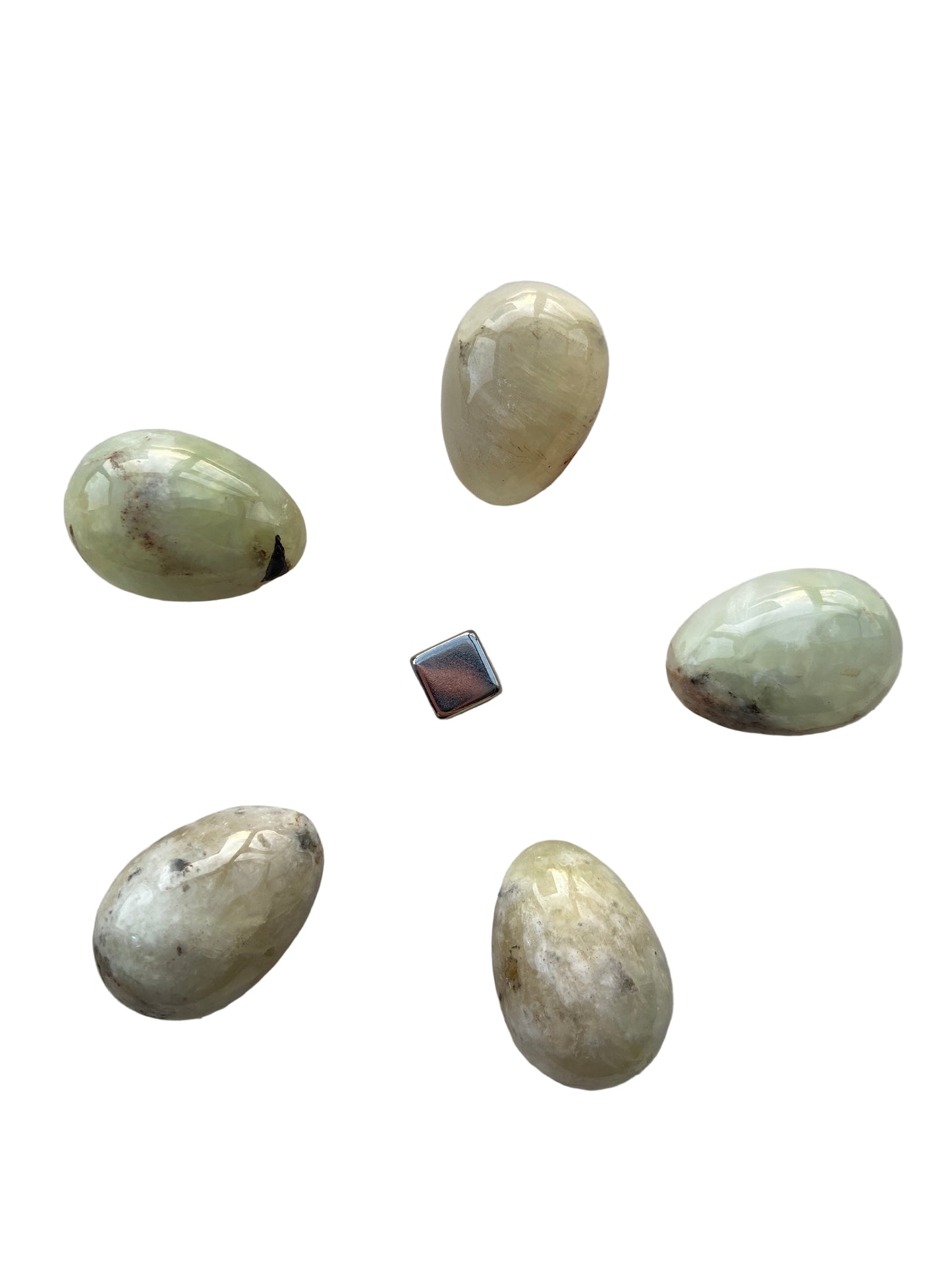 Prehnit krystal – styrker åndelig kontakt, fred i sindet og forbindelse til hjerte og kronechakra