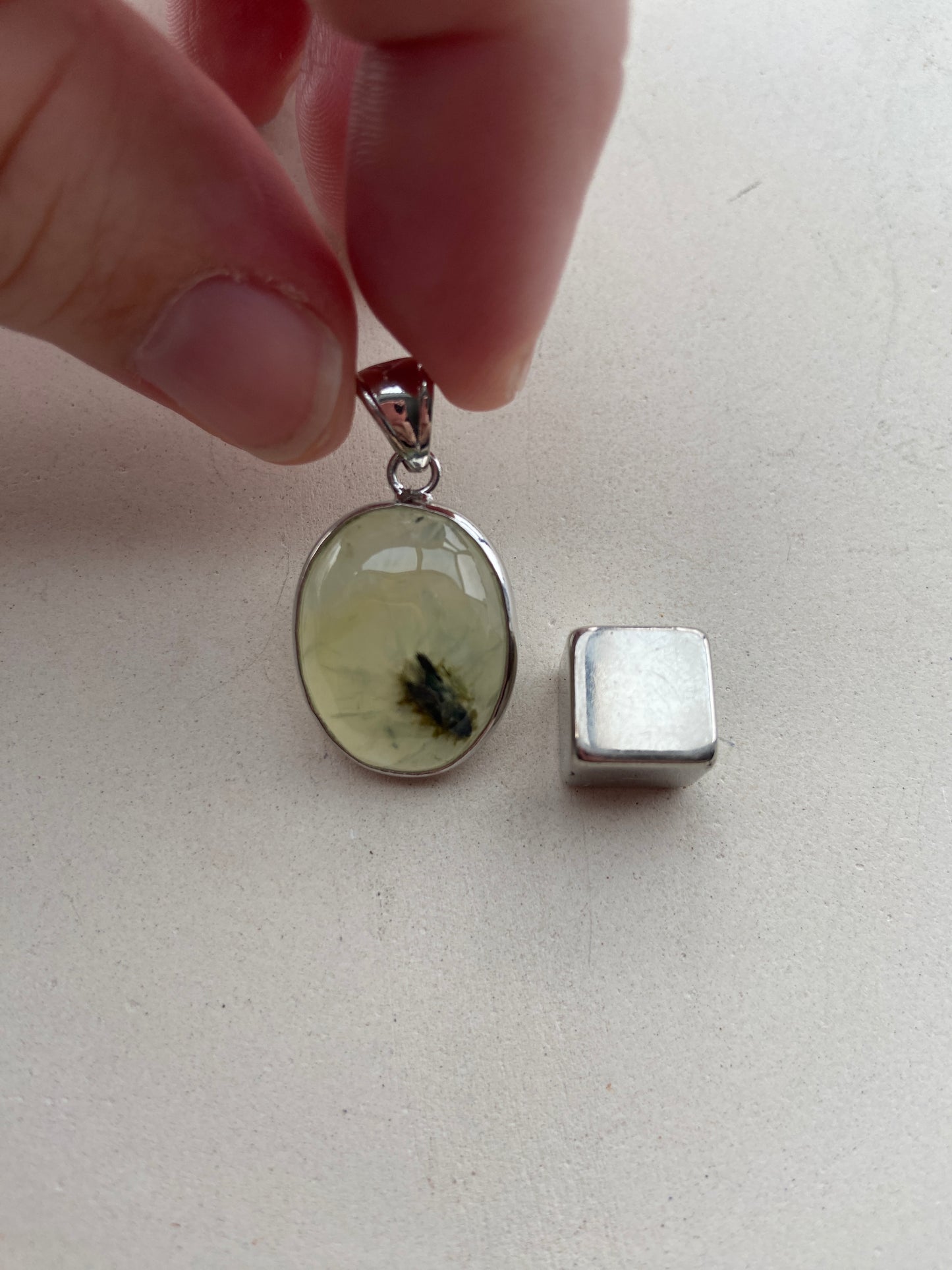 Prehnite – forbinder til ærkeenglen Rafael og healer hjertet.