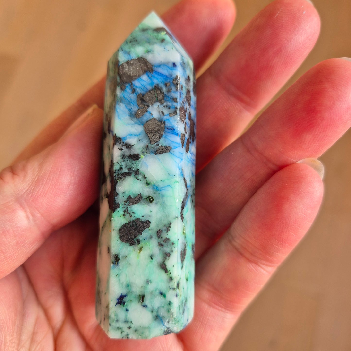 Fønix Tårn (Chrysocolla i Kvarts)m Hæmatit 8,2 cm højt