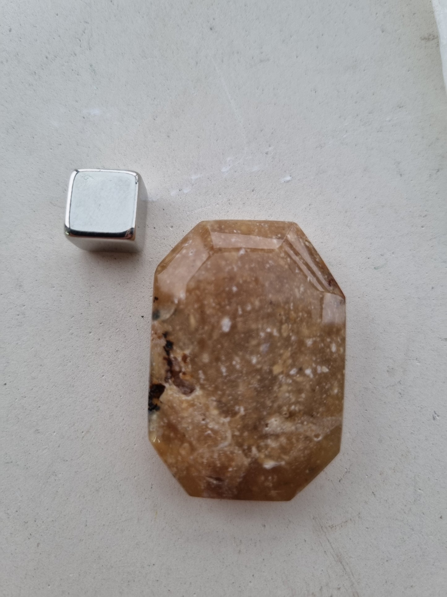 Opal karamel ottekantet