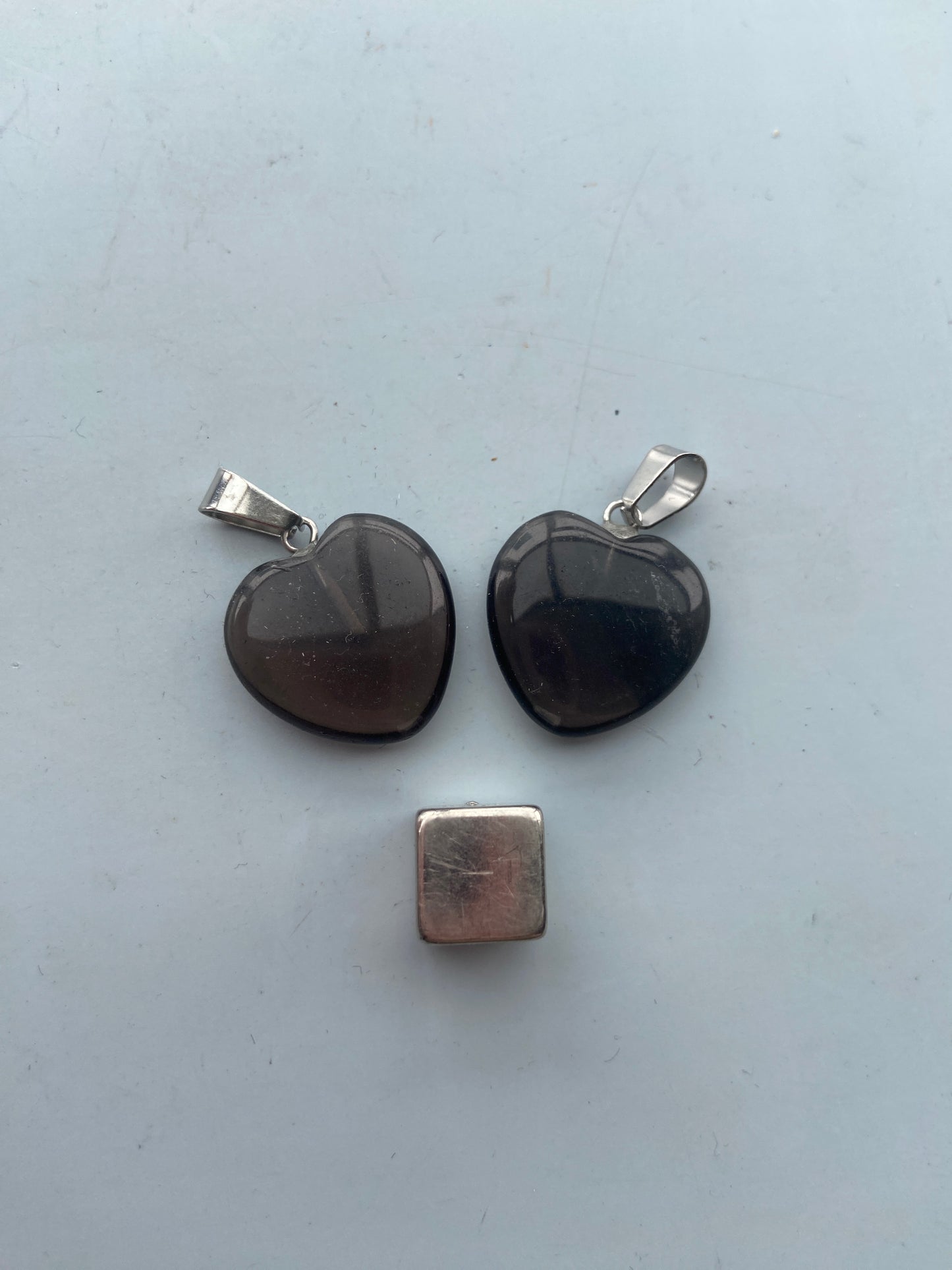 Røgkvarts – jordforbindende krystal, der skaber ro og stabilitet.