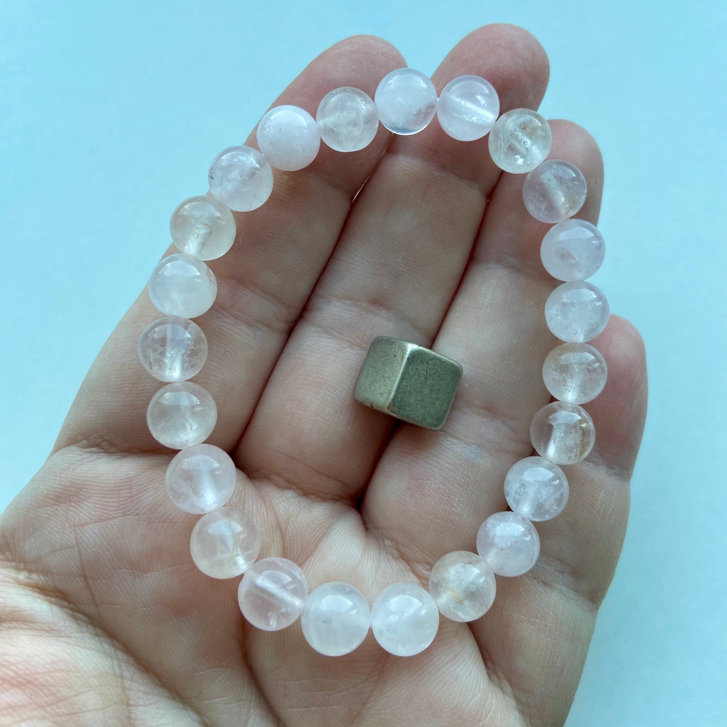 Smukt rosakvarts armbånd med blid kærlighedsenergi.