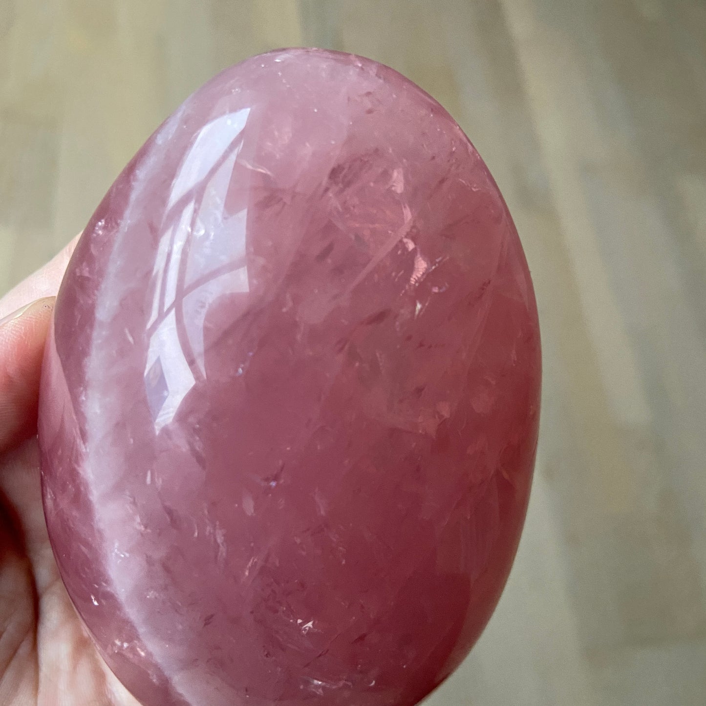 Rosakvarts freeform der skaber følelsesmæssig balance.