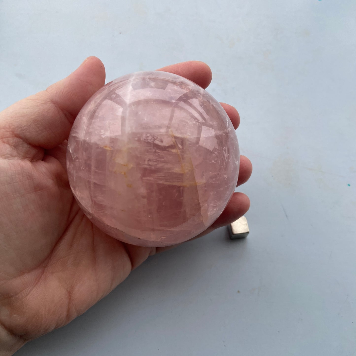 Rosakvarts kugle der skaber indre ro og tryghed.
