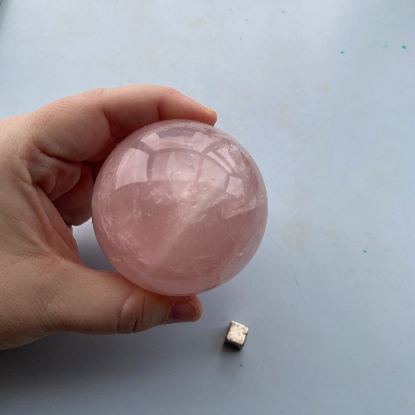 Rosakvarts kugle der styrker selvkærlighed.