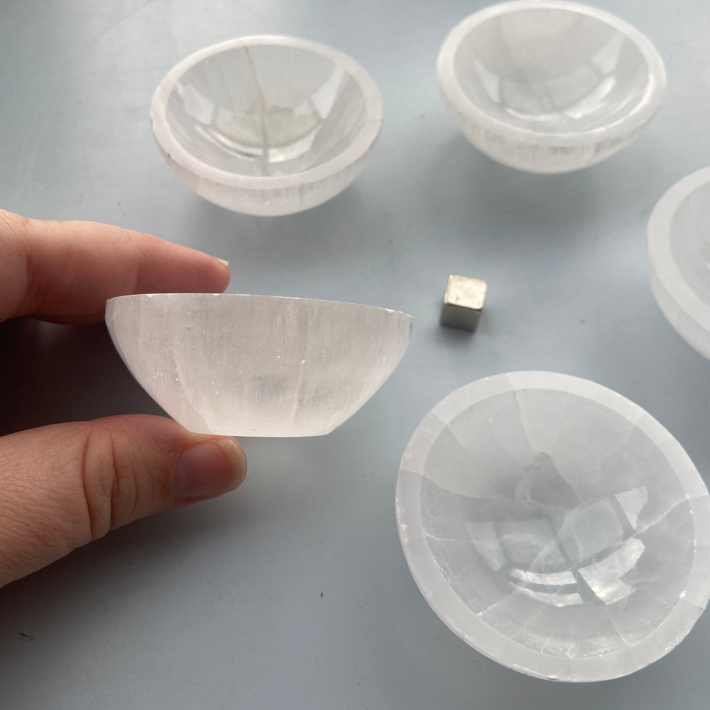 Selenit sten – fremmer spirituel udvikling og hjælper med at modtage vejledning fra højere bevidsthed.