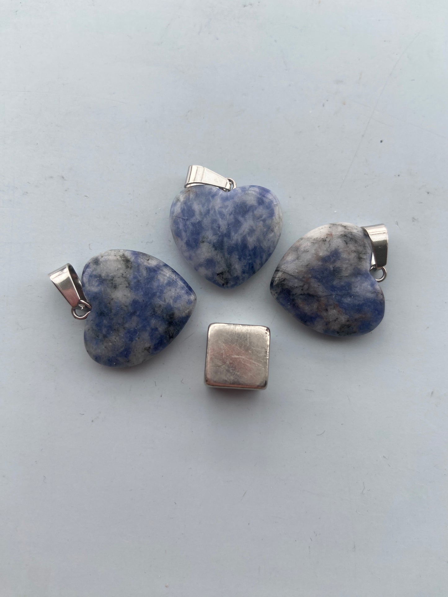 Sodalit Kvarts – forstærket klarhed, fokus og mental ro.