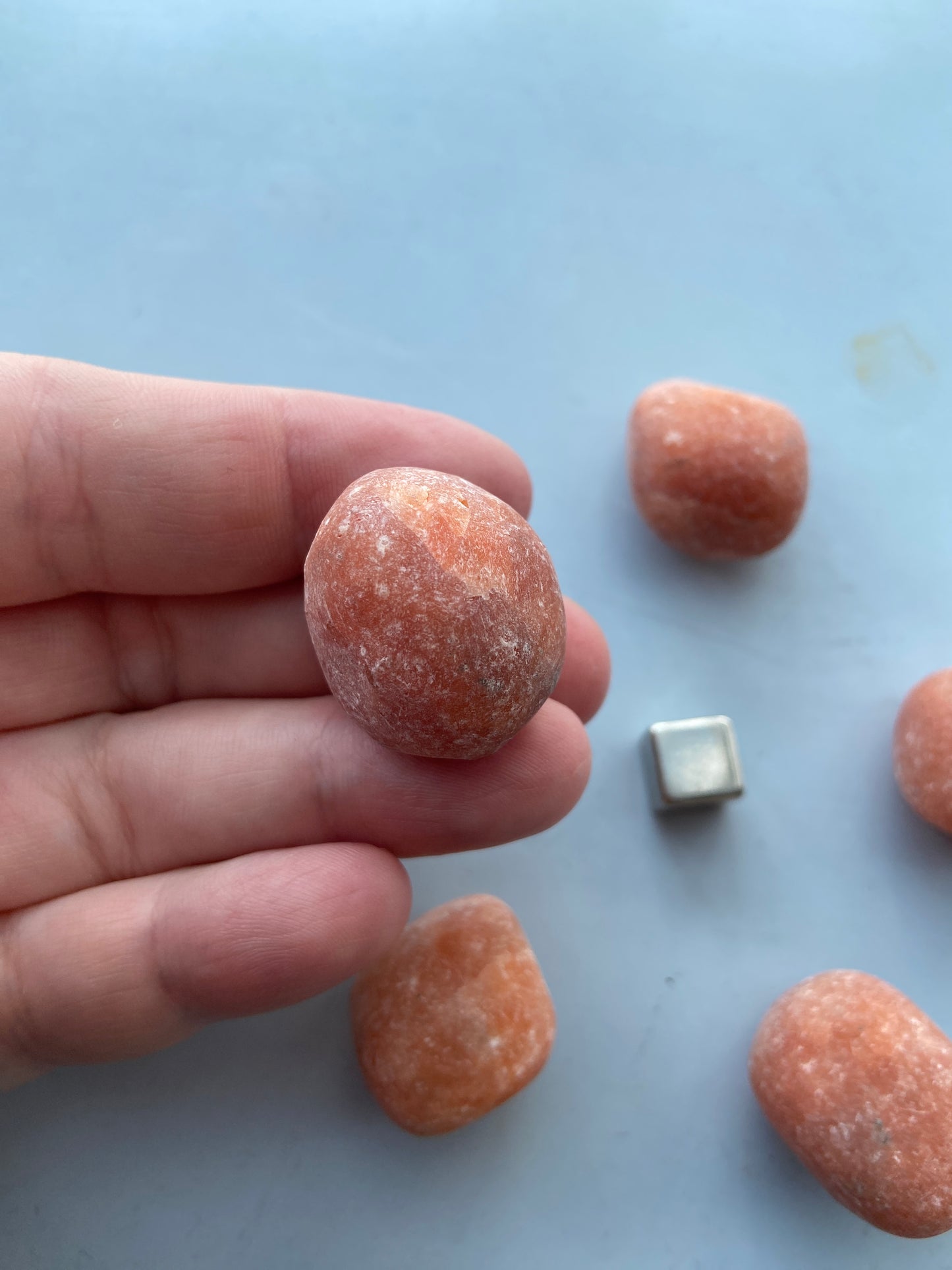 Sunstone crystal – bringer lys, glæde og opløftende energi.