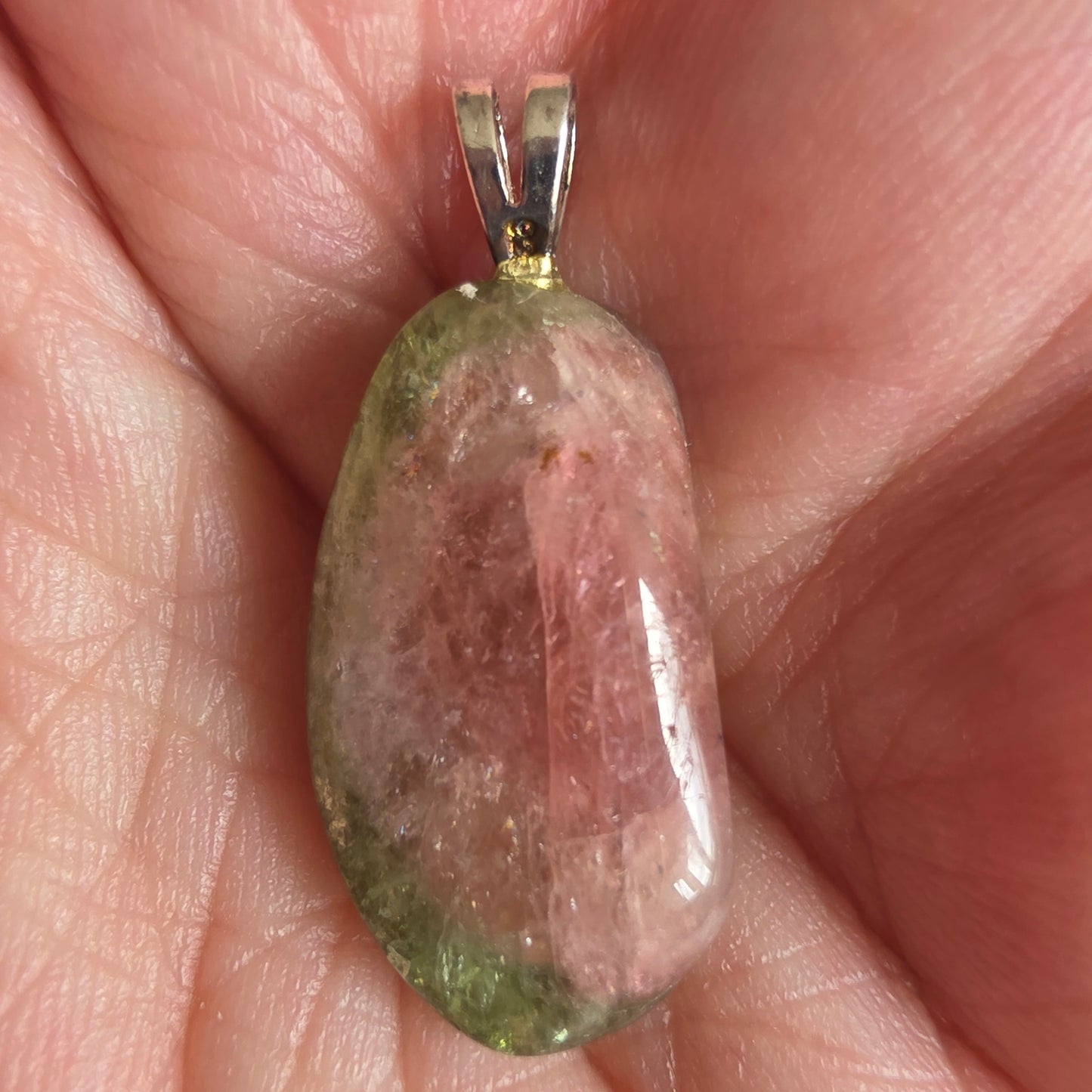 Turmalin vandmelon smykke i sølv med smuk farvekombination og blid energi.
