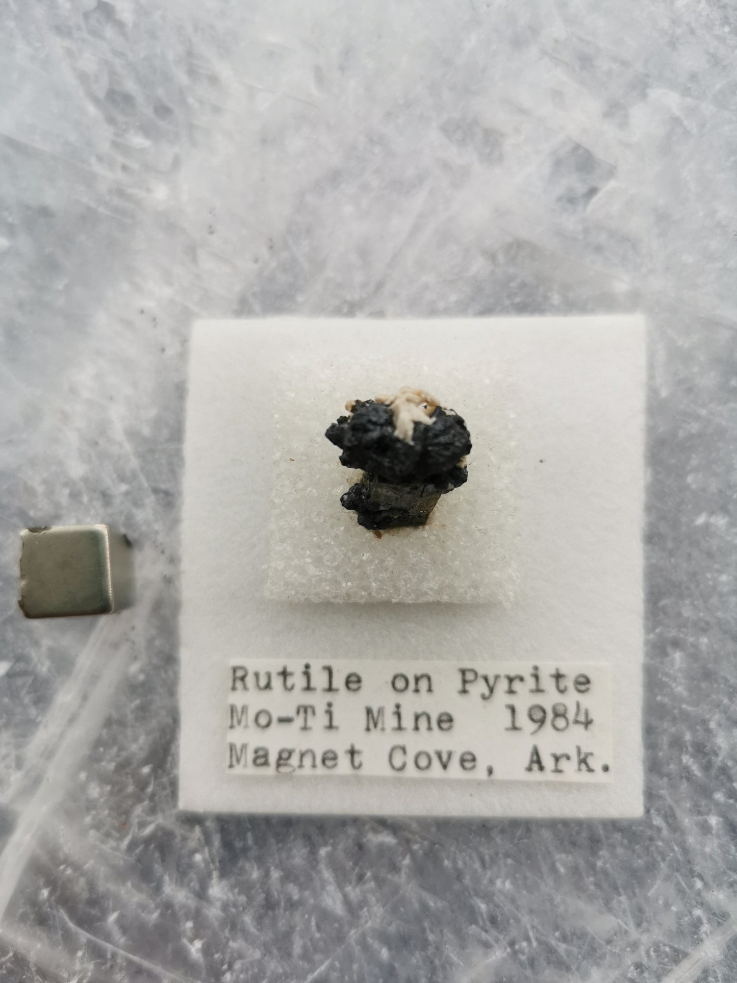 Rutil på Pyrit