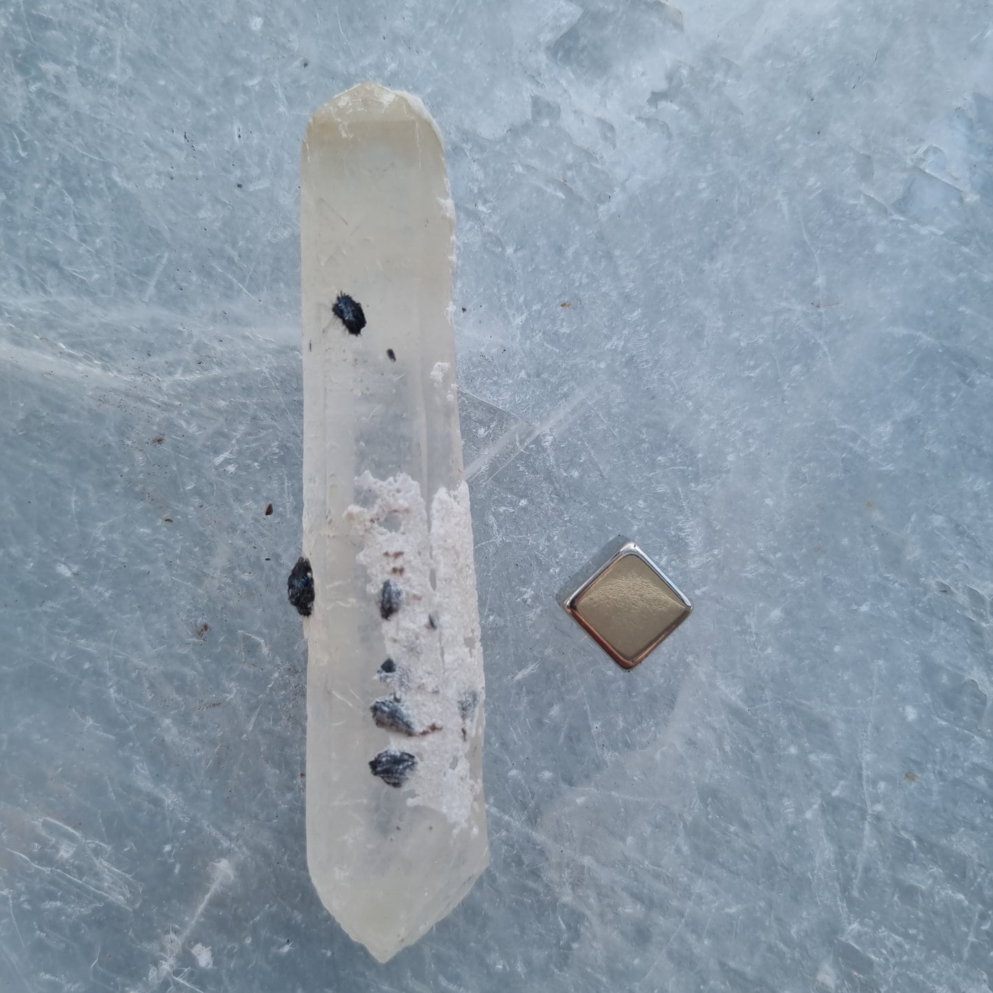 Specularite på bjergkrystal