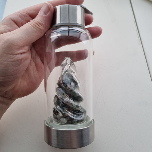 Glasflaske med spiralhorn og krystalchips - Fantomkvarts