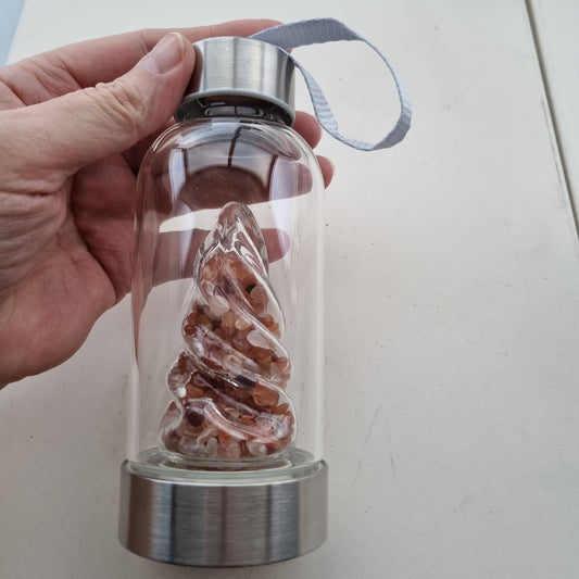 Glasflaske med spiralhorn og krystalchips - Karneol