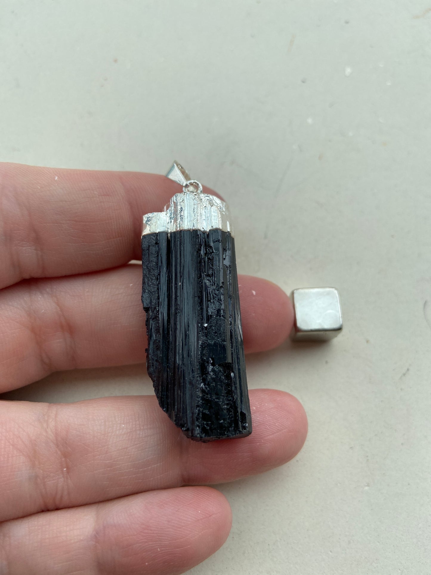 Turmalin Sort Rå Vedhæng 4,3 cm